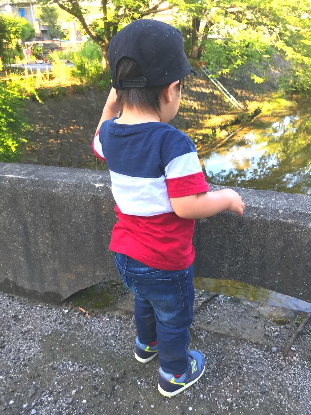 「夏コーデ、シンプルコーデ、ボーダー、パンツスタイル、コンバース、Right-on、男の子、kids」｜「CONVERSEの【CONVERSE】横切り替えTシャツ（Tシャツ/カットソー、ブルー系）」を使った、reさん（キッズ・90cm）の春コーディネートの1枚目の写真