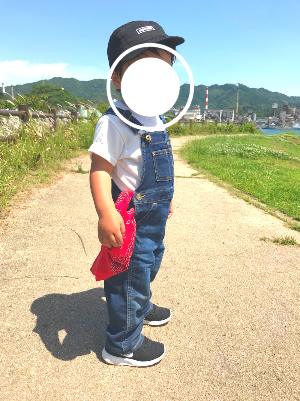 「シンプルコーデ、夏コーデ、白Tシャツ、オーバーオール、ユニクロ、男の子、kids」｜「GAPのGap 1969 Supersoft Denim Overalls（サロペット/オーバーオール、ブルー系）」を使った、reさん（キッズ・90cm）の夏コーディネートの1枚目の写真