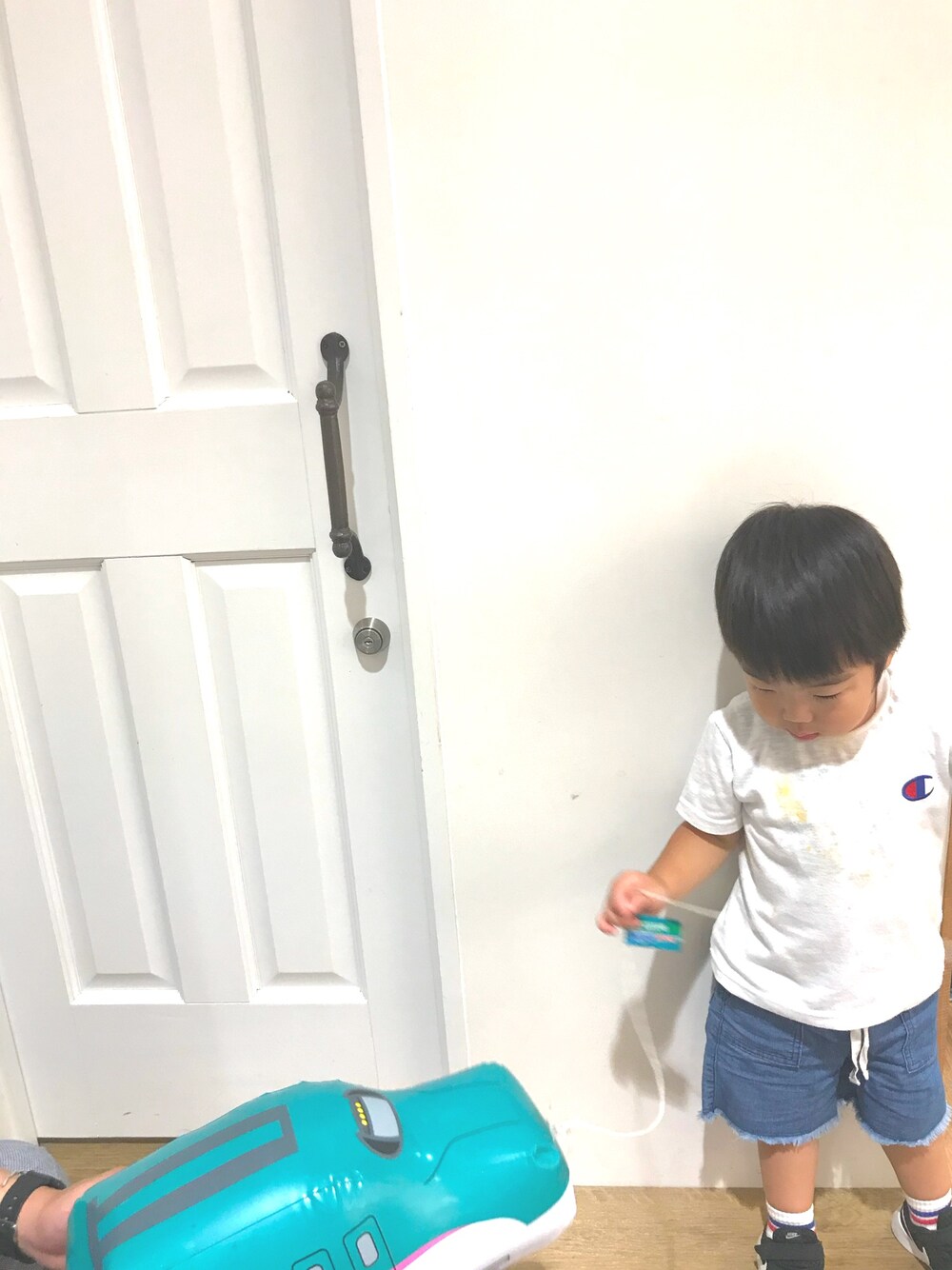 「シンプルコーデ、夏コーデ、低身長、白Tシャツ、スニーカー、男の子、2歳、ootd、kids」｜「Championの【CHAMPION】デカCロゴTシャツ（Tシャツ/カットソー、ホワイト系）」を使った、reさん（キッズ・90cm）の秋コーディネートの1枚目の写真