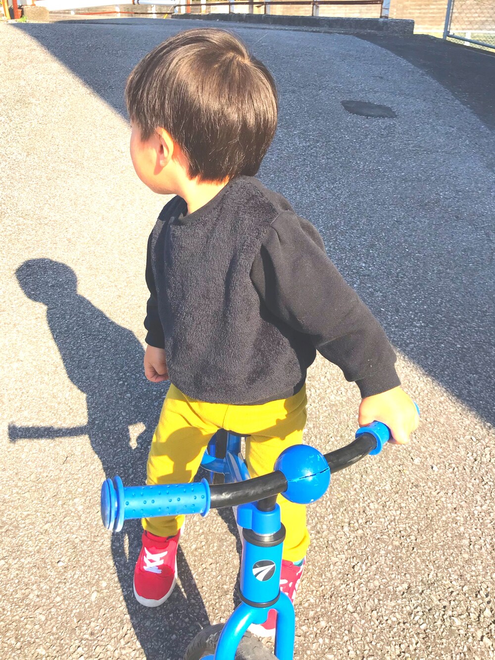 「シンプル、休日スタイル、キッズコーデ、冬コーデ、イエロー、男の子、2歳」｜「BRANSHESのファー切替トレーナー（スウェット、ブラック系）」を使った、reさん（キッズ・90cm）の冬コーディネートの1枚目の写真