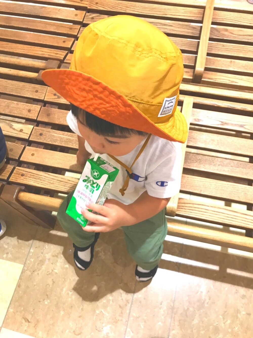 「シンプルコーデ、キッズコーデ、秋冬、カジュアル、白Tシャツ、カーキ、男の子、2歳、秋服準備はじめました」｜「GLOBAL WORKの【キッズ】UVハッスイバケットHAT/806116（ハット、ゴールド系）」を使った、reさん（キッズ・90cm）の秋コーディネートの1枚目の写真