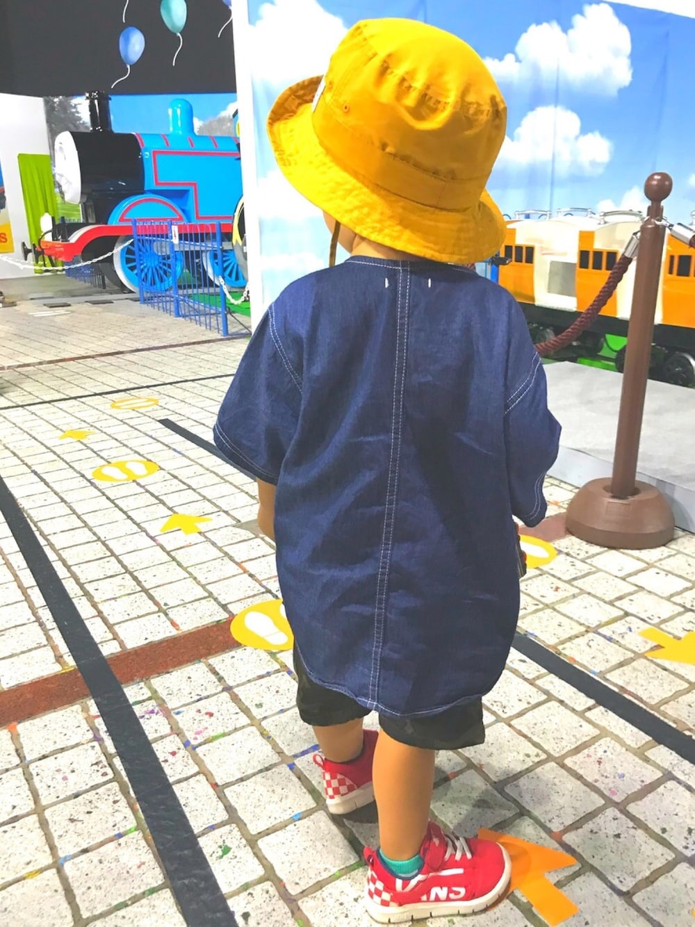 「キッズファッション、秋のコーデ、秋服準備はじめました、GU、デニム、スニーカー、男の子、2歳」｜「GUのアイテム（ポロシャツ、ブルー系）」を使った、reさん（キッズ・90cm）の秋コーディネートの1枚目の写真