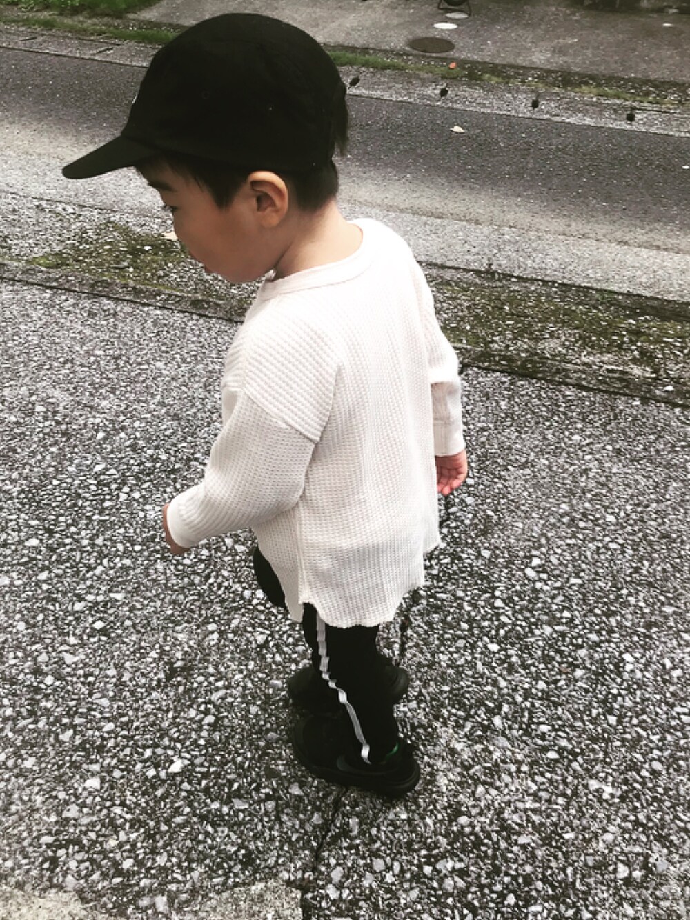 「秋コーデ、カジュアルコーデ、パンツスタイル、キッズファッション、3歳、男の子、秋冬、シンプルコーデ、ブラック、ワッフル」｜「GLOBAL WORKの【キッズ】ベースボールCAP/776123（キャップ、ブラック系）」を使った、reさん（キッズ・100cm）の秋コーディネートの1枚目の写真