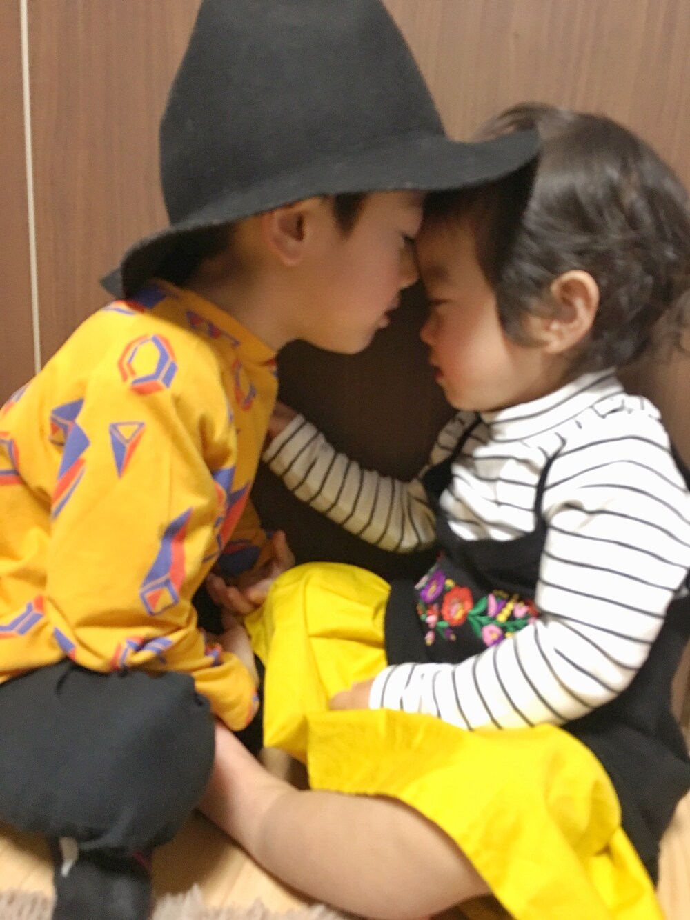 「キッズコーデ、カジュアル、休日スタイル、1歳、5歳、兄妹コーデ、BLACK×YELLOW、男の子、女の子」｜「HOGAN RANCH WEARのラウンドロンＴ　ＢＯＸ (70～120cm)（Tシャツ/カットソー、オレンジ系）」を使った、RioN♡YunoNさん（キッズ・100cm）の春コーディネートの1枚目の写真