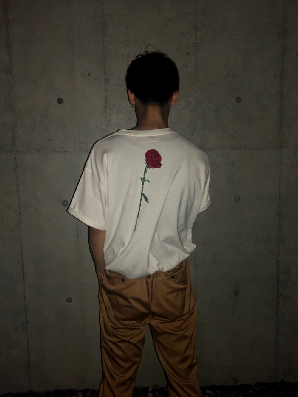 「DRESSEDUNDRESSEDのDRESSEDUNDRESSED “FLOWER”エンブロイダリーTシャツ（Tシャツ/カットソー、ホワイト系）」を使った、YU-KI さん（メンズ・168cm）の秋コーディネートの1枚目の写真