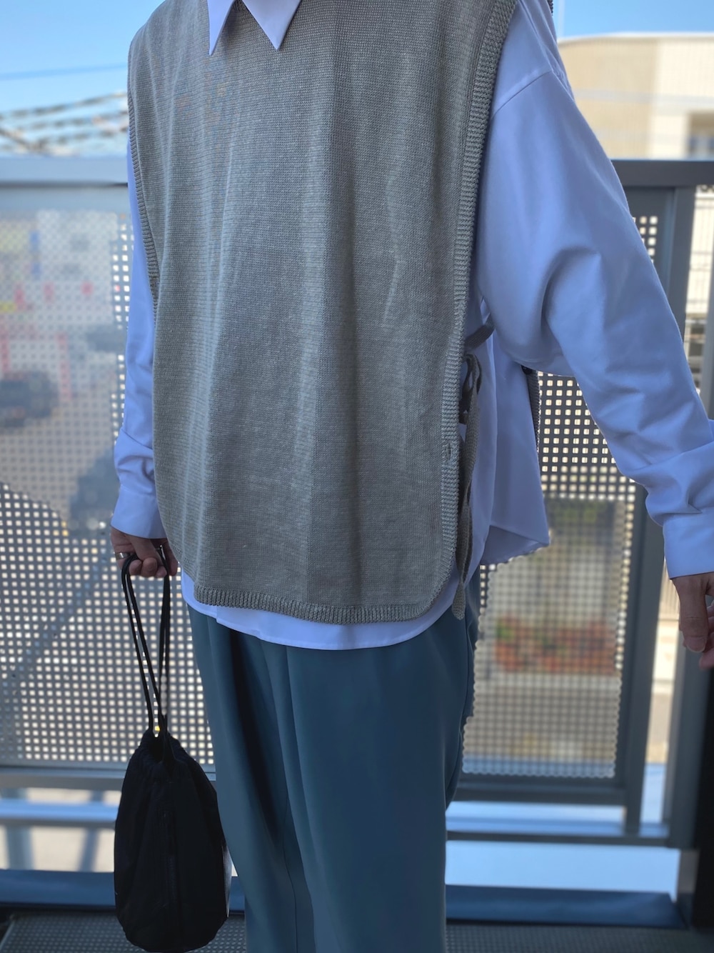 「URUのアイテム（ベスト、ベージュ系）」を使った、YU-KI さん（メンズ・168cm）の春コーディネートの1枚目の写真