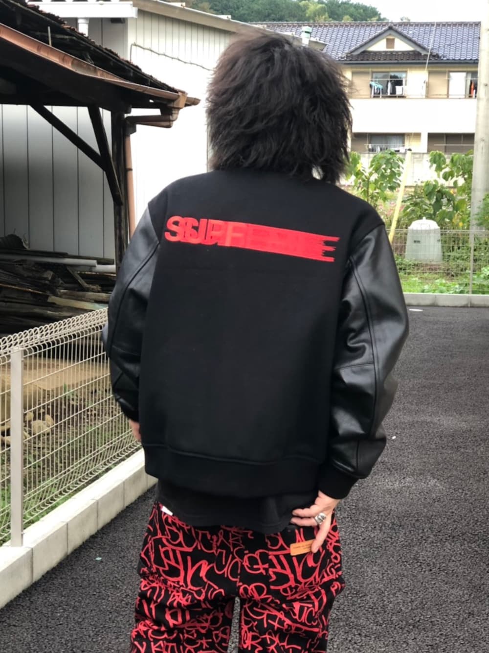 「supreme、supremenyc、supremenewyork、COMME des GARCONS、street、streetstyle、シュプリーム、コムデギャルソン」｜「Supreme のアイテム（スタジャン、ブラック系）」を使った、u-skさん（メンズ・175cm）の秋コーディネートの1枚目の写真