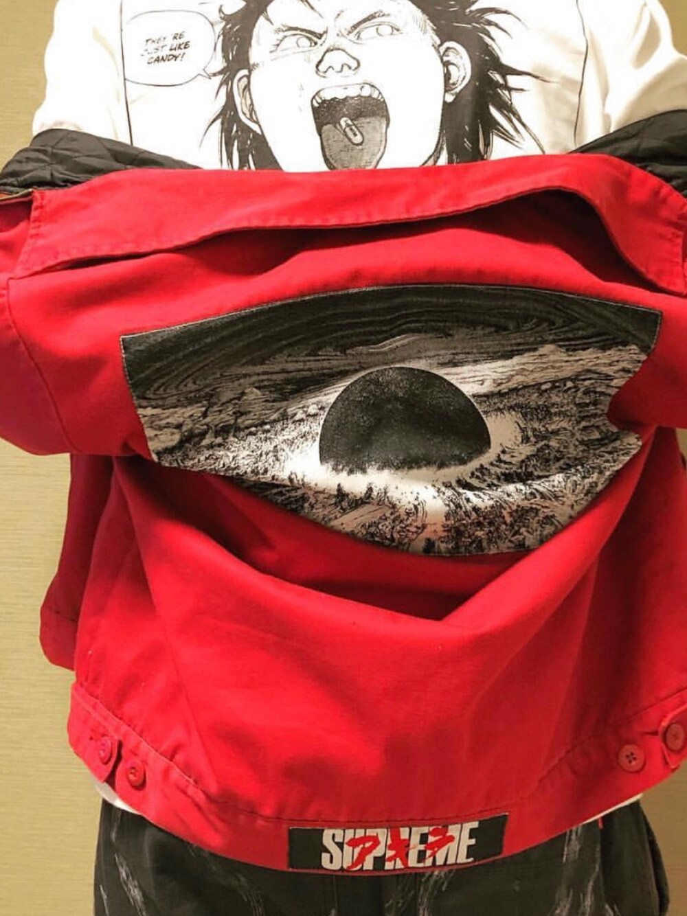 「supreme、supremenewyork、supremenyc、supremeakira、AKIRA、street、streetstyle、streetfashion、シュプリーム、アキラ」｜「Supreme のアイテム（その他アウター、レッド系）」を使った、u-skさん（メンズ・175cm）の秋コーディネートの1枚目の写真