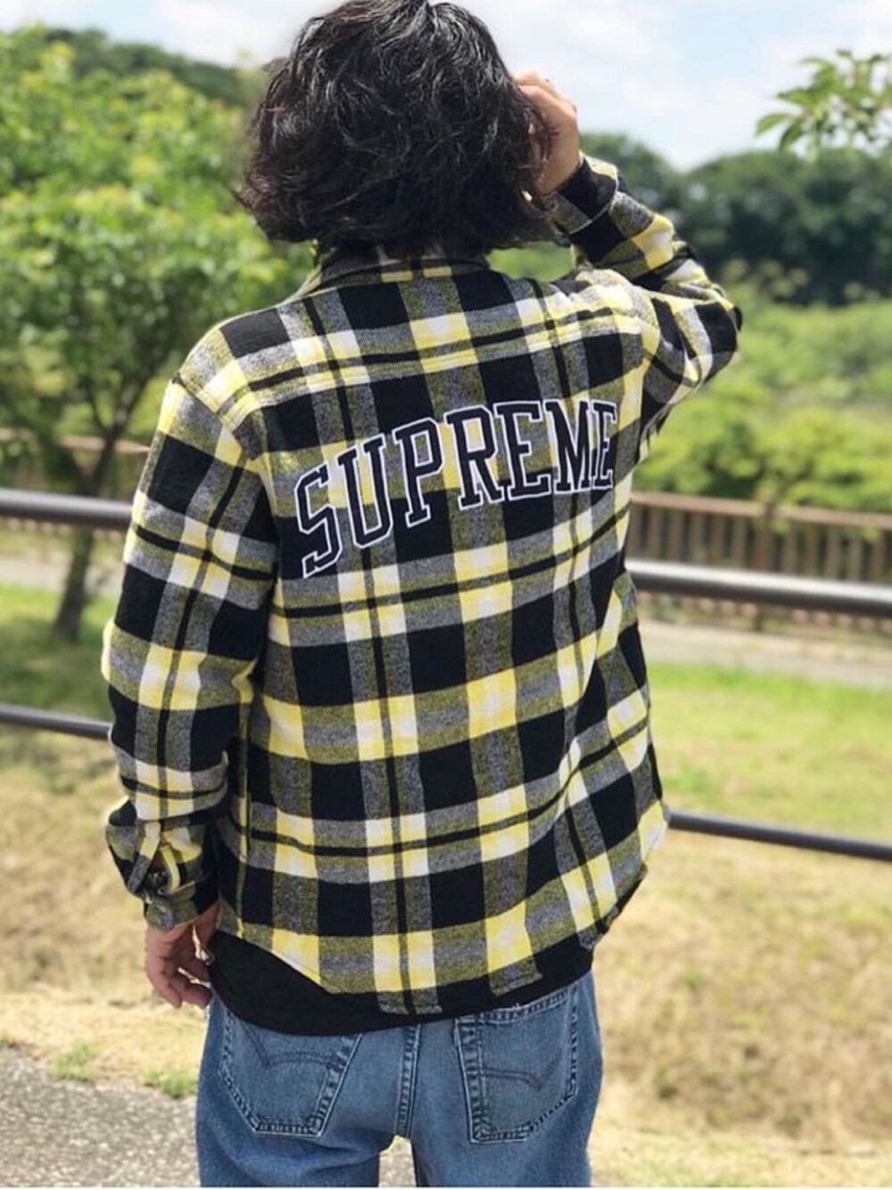 「やっぱりストリートが好き、supreme、supremenyc、supremenewyork、Levi's、silver tab、シュプリーム、リーバイス、streetstyle、street」｜「Supreme のアイテム（シャツ/ブラウス、イエロー系）」を使った、u-skさん（メンズ・175cm）の秋コーディネートの1枚目の写真