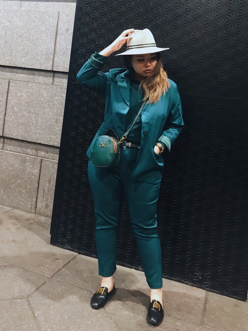 「同色コーデ、綠色、ぽっちゃり、ラファコーデ、plussize、plussizefashion、西裝外套、套裝、juicyfatty、台湾」｜「no brandのアイテム（テーラードジャケット、グリーン系）」を使った、包BAOさん（レディース・172cm）の冬コーディネートの1枚目の写真