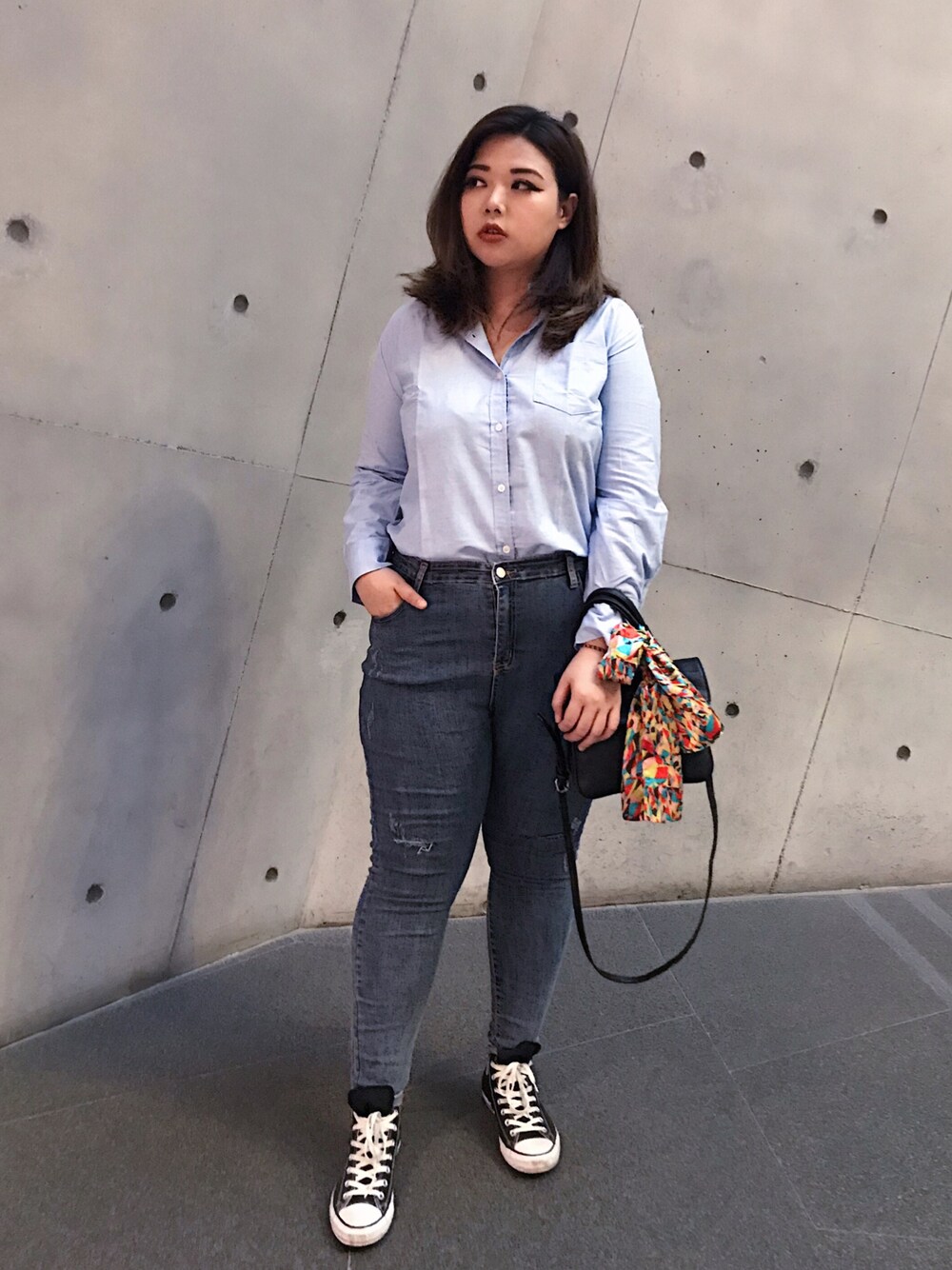 「daily look、ぽっちゃり、ラファコーデ、genquo、juicyfatty、plussize、converse、同色コーデ、台湾、仕事着」｜「GENQUOのアイテム（シャツ/ブラウス、ブルー系）」を使った、包BAOさん（レディース・172cm）の春コーディネートの1枚目の写真