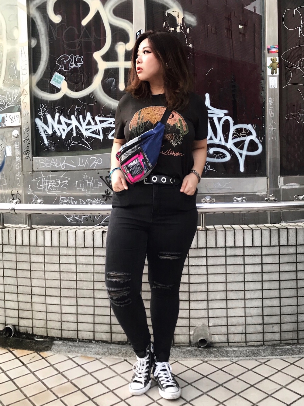 「ootd、LIVE、daily look、ウエストバッグ、converse、H&M、FOREVER 21、ぽっちゃり、juicyfatty、台湾」｜「H&Mのアイテム（Tシャツ/カットソー、ブラック系）」を使った、包BAOさん（レディース・172cm）の夏コーディネートの1枚目の写真