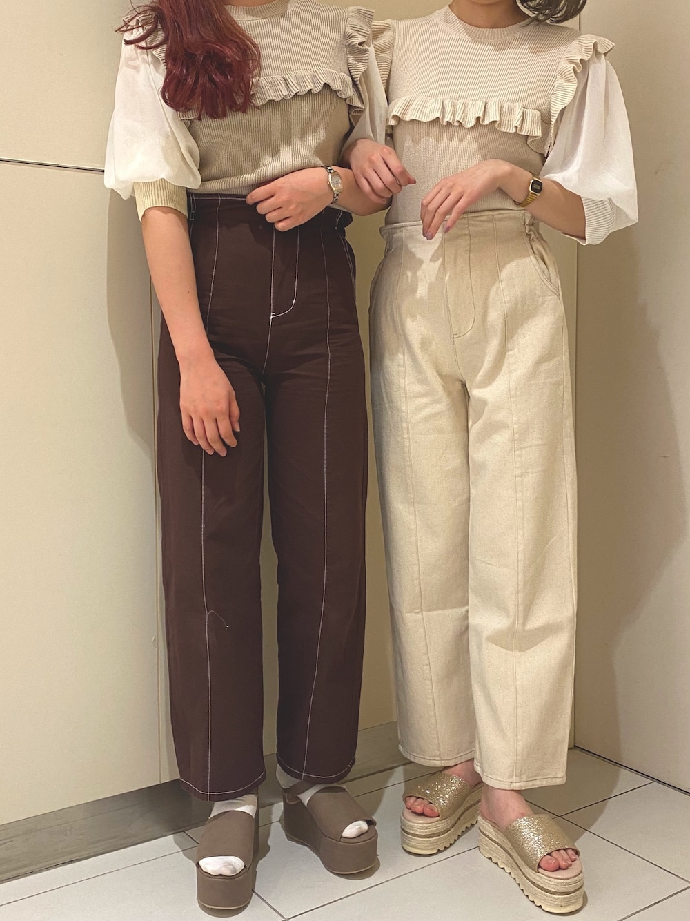 ホワイト系のニット/セーター、ベージュ系のニット/セーター、ホワイト系のその他パンツを着用したレディースの春コーディネートの1枚目の写真