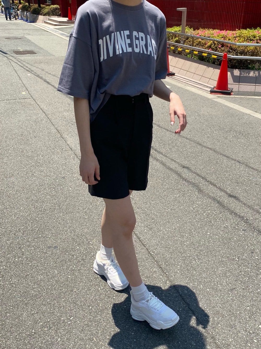 ブラック系のTシャツ/カットソー、ブラック系のその他パンツ、ホワイト系のスニーカーを着用したレディースの春コーディネートの1枚目の写真