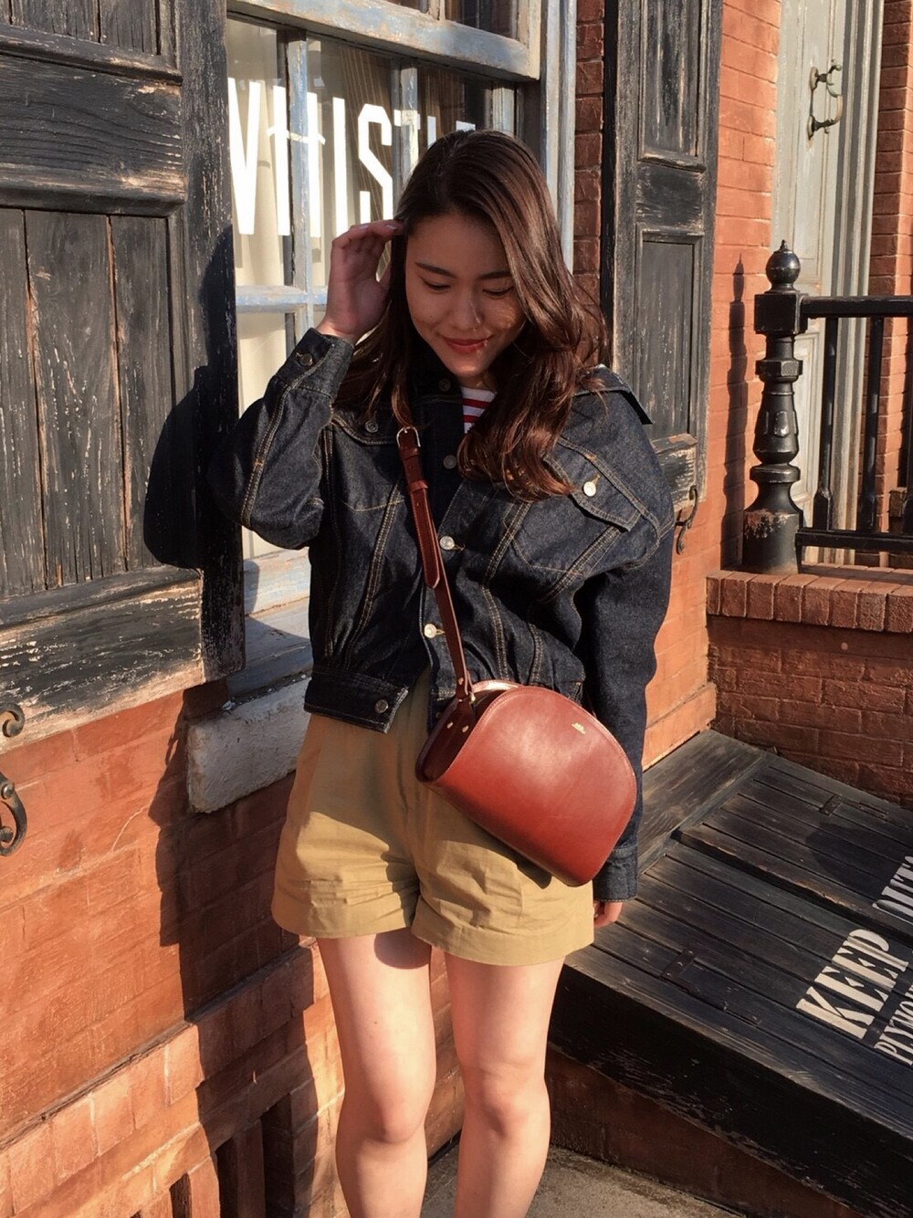 「TokyoDisneySea」｜「SNIDELのアイテム（デニムジャケット、ブルー系）」を使った、minaさん（レディース・167cm）の春コーディネートの1枚目の写真