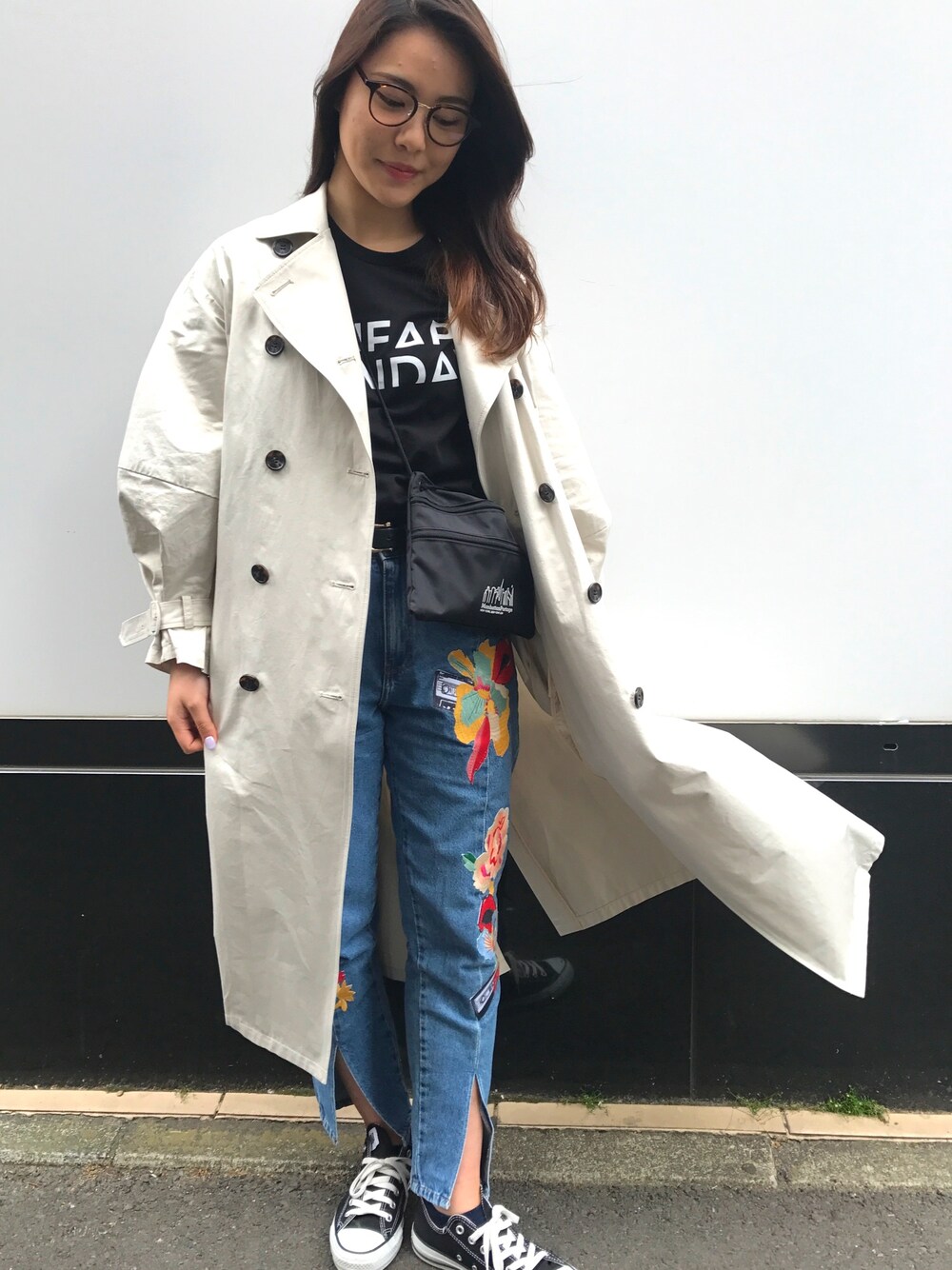 「JOINT WORKSのアイテム（トレンチコート、ベージュ系）」を使った、minaさん（レディース・167cm）の春コーディネートの1枚目の写真