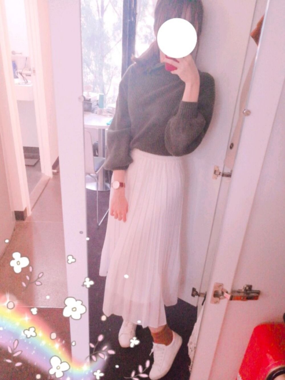 「秋のコーデ、オトナカジュアル、UNIQLO、converse、シンプル、爽やかコーデ、ホワイトスカート、ホワイトスニーカー、いいね、save、フォローお願いします🤑、秋服準備はじめました」｜「SHIPSのBLEU FORET:コットンソックス（ソックス/靴下、ブラウン系）」を使った、Linnnさん（レディース・158cm）の夏コーディネートの1枚目の写真