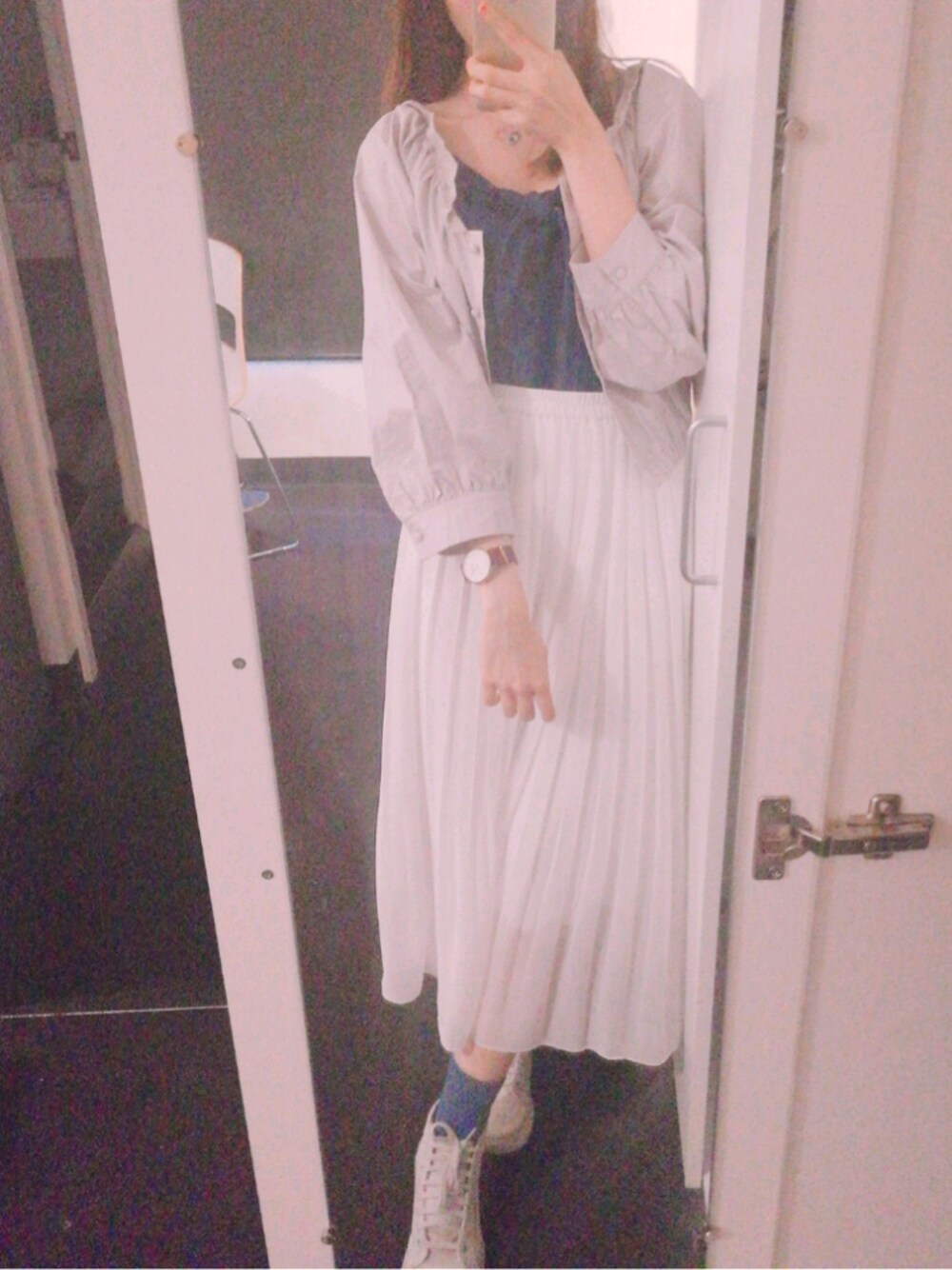 「春コーデ、ホワイトスカート、デニム、シャツスタイル、シンプル、ガーリー、スニーカー、UNIQLO」｜「one after another NICE CLAUPのヴィンテージコットンブラウス（シャツ/ブラウス、グレー系）」を使った、Linnnさん（レディース・158cm）の春コーディネートの1枚目の写真