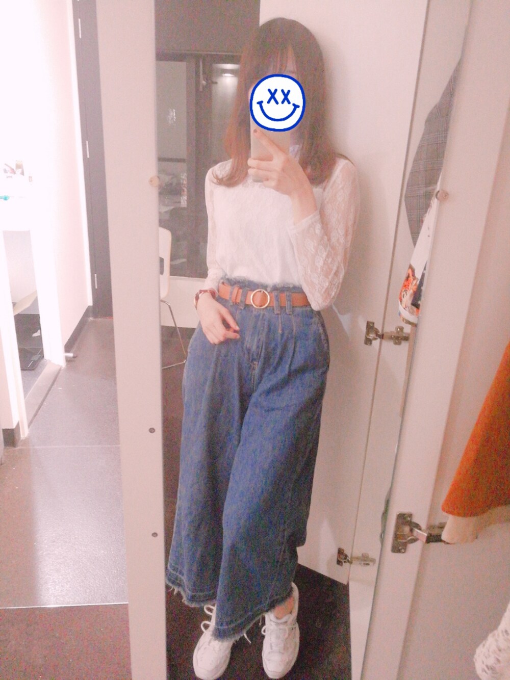 「シンプル、スニーカー、New Balance、レーストップス、デニムパンツ、スニーカーコーデ、白スニーカー、春コーデ、ホワイト」｜「earth music&ecologyの・シャーリング総レースプルオーバー（Tシャツ/カットソー、ホワイト系）」を使った、Linnnさん（レディース・158cm）の春コーディネートの1枚目の写真