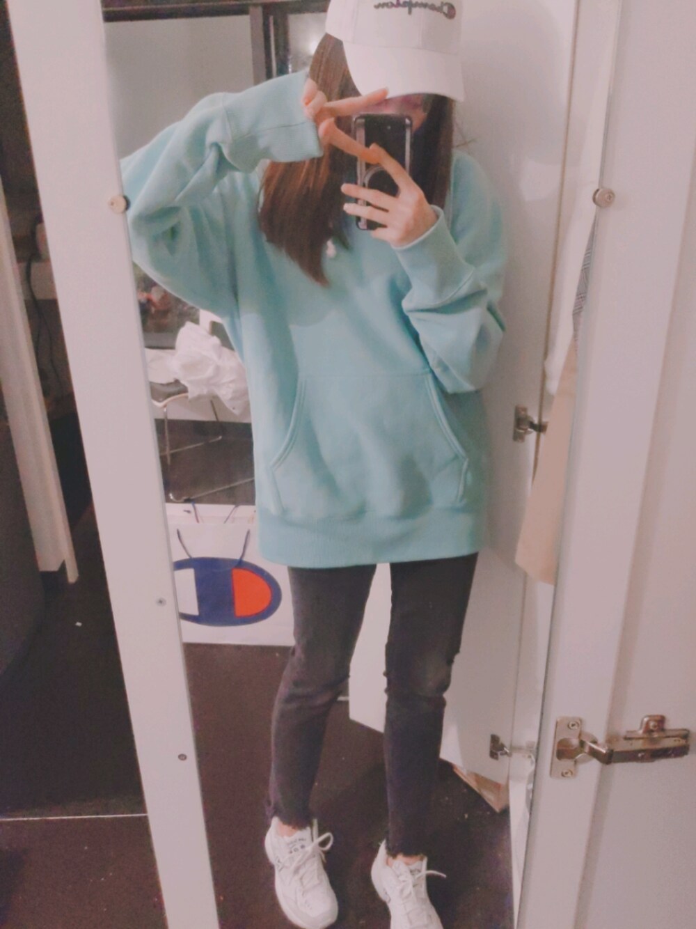「New Balance、Champion、パーカー、シンプル、キャップ、ベースボールキャップ、デニムパンツ、スポーツミックス、ホワイトスニーカー、ブラックデニム」｜「ChampionのCHAMPION/チャンピオン リバースイーブスウェットパーカー･C3-N106（パーカー、ブルー系）」を使った、Linnnさん（レディース・158cm）の春コーディネートの1枚目の写真