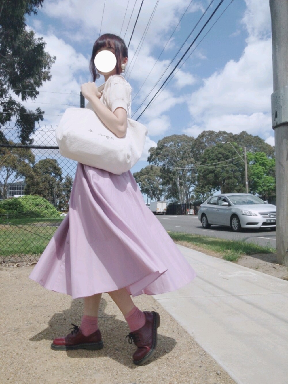 「シンプル、Dr.Martens、UNIQLO、agnes b.、トートバッグ、ロングスカート、パープル、プチプラ、きれいめカジュアル、オトナカジュアル」｜「Dr. MartensのDr.Martens ドクターマーチン　3EYE GIBSON SHOE（ドレスシューズ、レッド系）」を使った、Linnnさん（レディース・158cm）の秋コーディネートの1枚目の写真