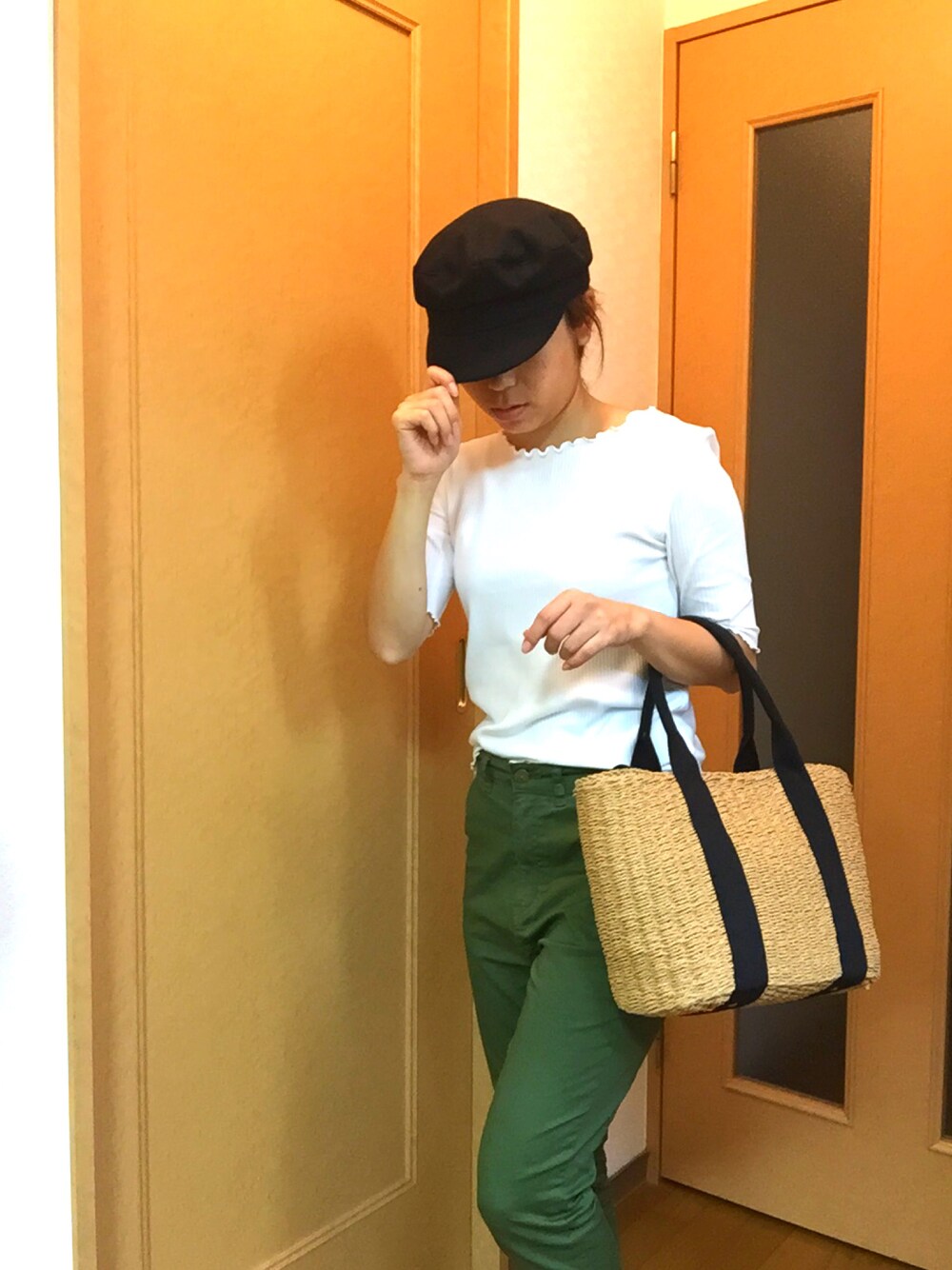 ホワイト系のTシャツ/カットソー、グリーン系のその他パンツ、ベージュ系のかごバッグを着用したレディースの秋コーディネートの1枚目の写真