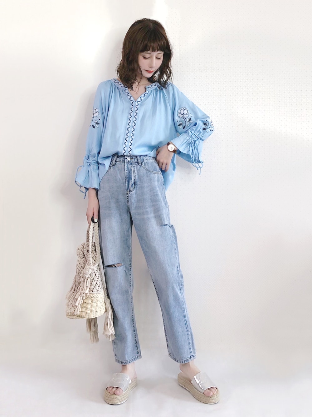 「ootd、夏、街头搭配、休闲、复古、日系极简、女人味、牛仔裤、outfit」｜「earth music&ecologyのアイテム（トップス、ブルー系）」を使った、喵喵小桃さん（レディース・160cm）の夏コーディネートの1枚目の写真