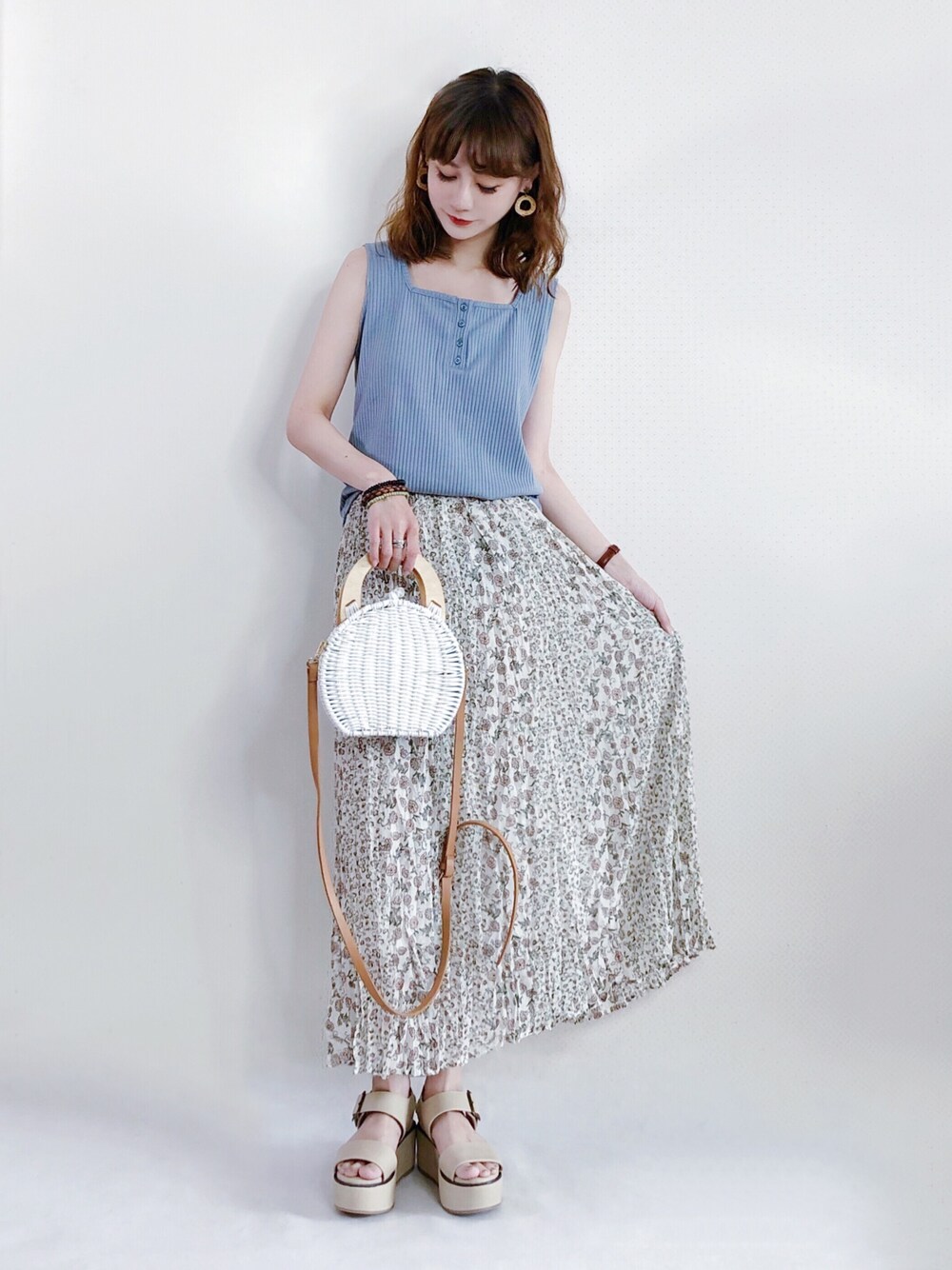 「ootd、夏、休闲、复古、日系极简、女人味、花柄、ブルー、outfit、スカート」｜「PAGEBOYの【WEB限定】スクエアヘンリータンク（タンクトップ、ブルー系）」を使った、喵喵小桃さん（レディース・160cm）の夏コーディネートの1枚目の写真