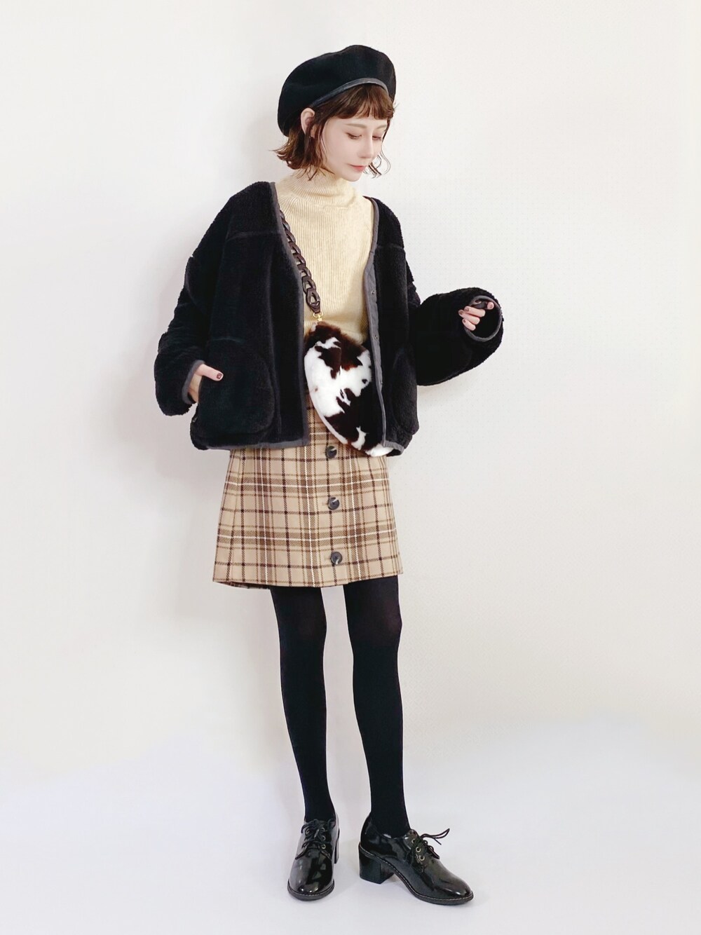 「ootd、outfit、女人味、复古、ブラック、ベージュ、冬コーデ、冬、スカート、チェック」｜「JOURNAL STANDARDのフリース ショートブルゾン◆（ブルゾン、ブラック系）」を使った、喵喵小桃さん（レディース・160cm）の冬コーディネートの1枚目の写真