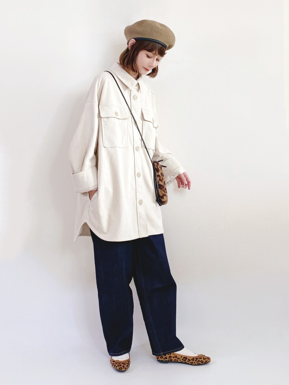「ootd、outfit、休闲、复古、春コーデ、春、カジュアル、カジュアルコーデ、ワイドパンツ、ベージュ」｜「w closetのエコスエードシャツ羽織り（シャツ/ブラウス、ホワイト系）」を使った、喵喵小桃さん（レディース・160cm）の春コーディネートの1枚目の写真