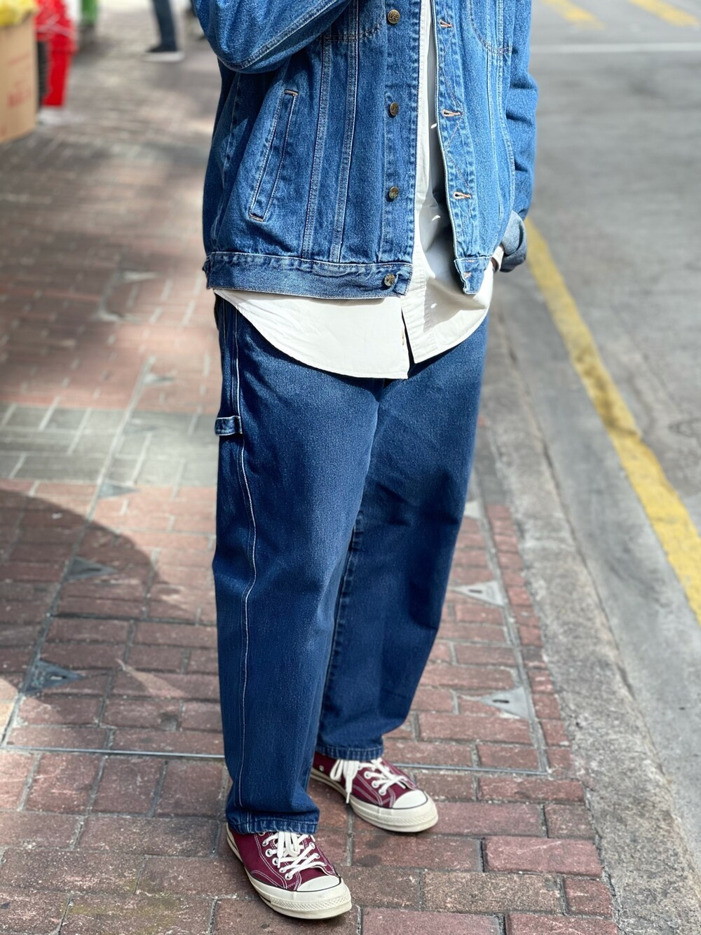 「牛仔、ootd、日系極簡、工裝褲、converse、古着MIX」｜「Levi'sのSTAY LOOSE トラッカージャケット HANG LOOSE TRUCKER（デニムジャケット、ブルー系）」を使った、JasonCoolさん（メンズ・173cm）の冬コーディネートの1枚目の写真