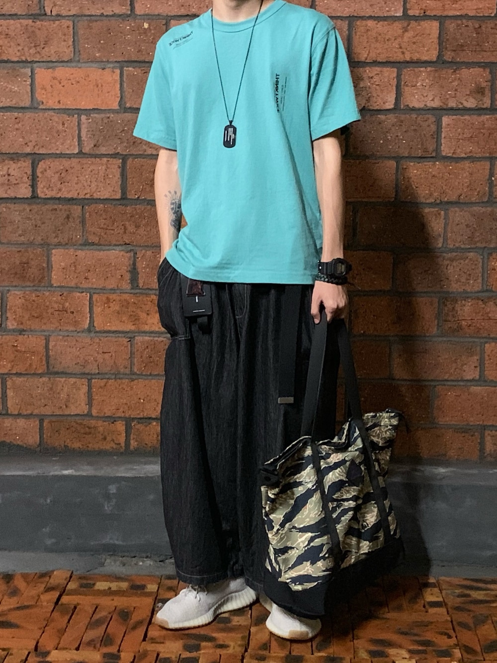 「Yeezyのアイテム（スニーカー、ベージュ系）」を使った、Bigeeさん（メンズ・165cm）の夏コーディネートの1枚目の写真