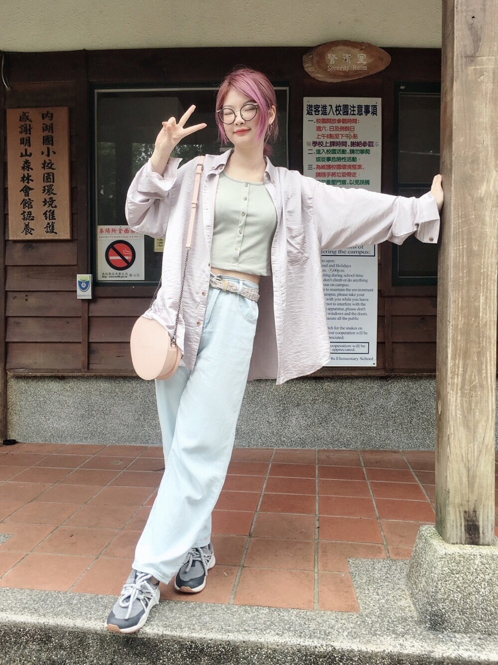 「travel、休闲、夏、NIKE、牛仔裤」｜「忠犬小八梨形自制のアイテム（デニムパンツ、ブルー系）」を使った、Peach🍑さん（レディース・170cm）の秋コーディネートの1枚目の写真