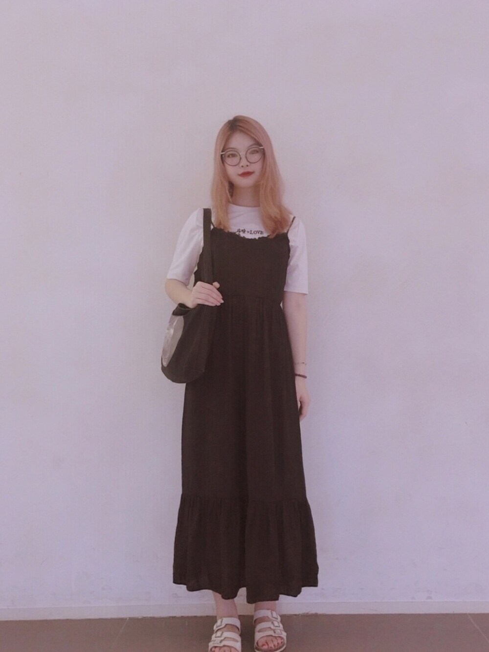 「休闲、连衣裙、夏、ootd、黑白搭配」｜「木南自制のアイテム（ショルダーバッグ、ブラック系）」を使った、Peach🍑さん（レディース・170cm）の秋コーディネートの1枚目の写真