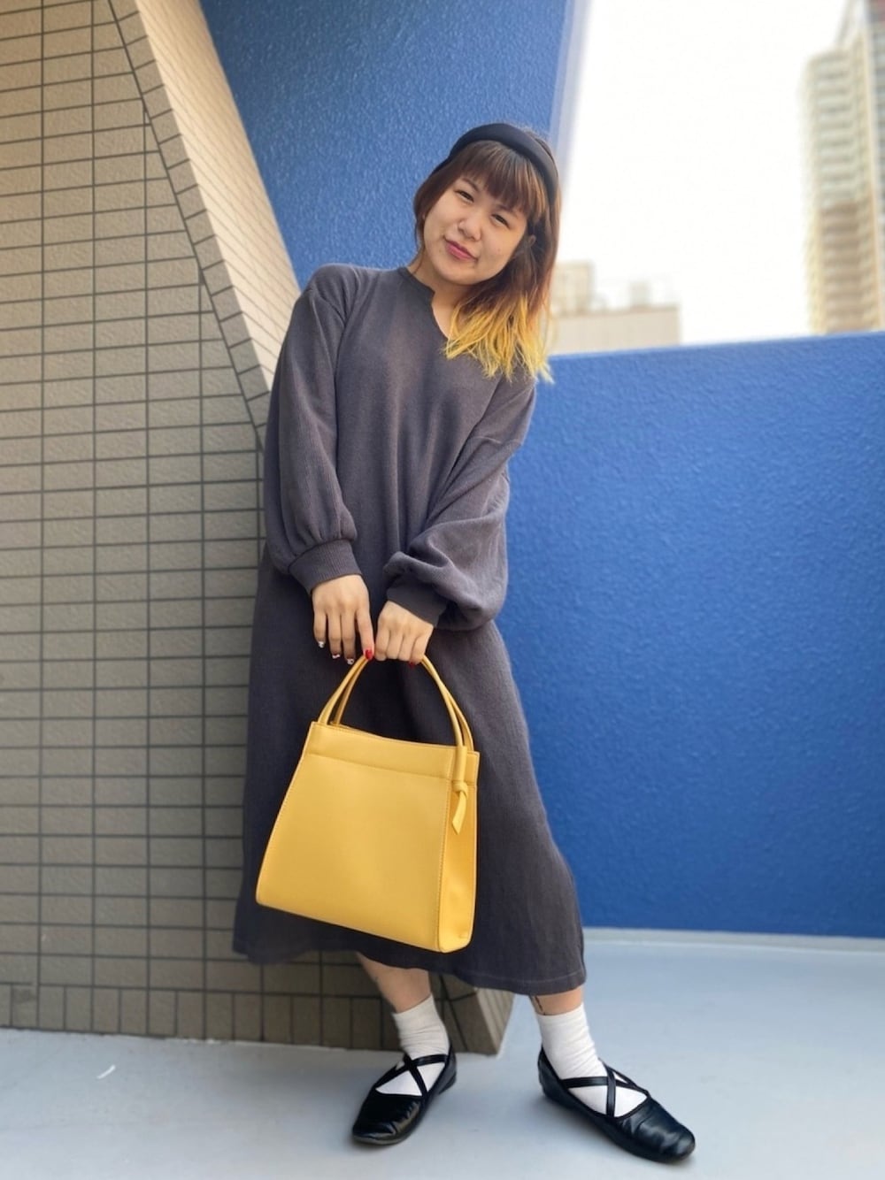 「バレエシューズ、カジュアル、イエロー、ショルダーバッグ、ワンピース、カチューシャ」｜「KBFのスクエアーミニBAG（ショルダーバッグ、イエロー系）」を使った、ぽむまるさん（レディース・150cm）の春コーディネートの1枚目の写真