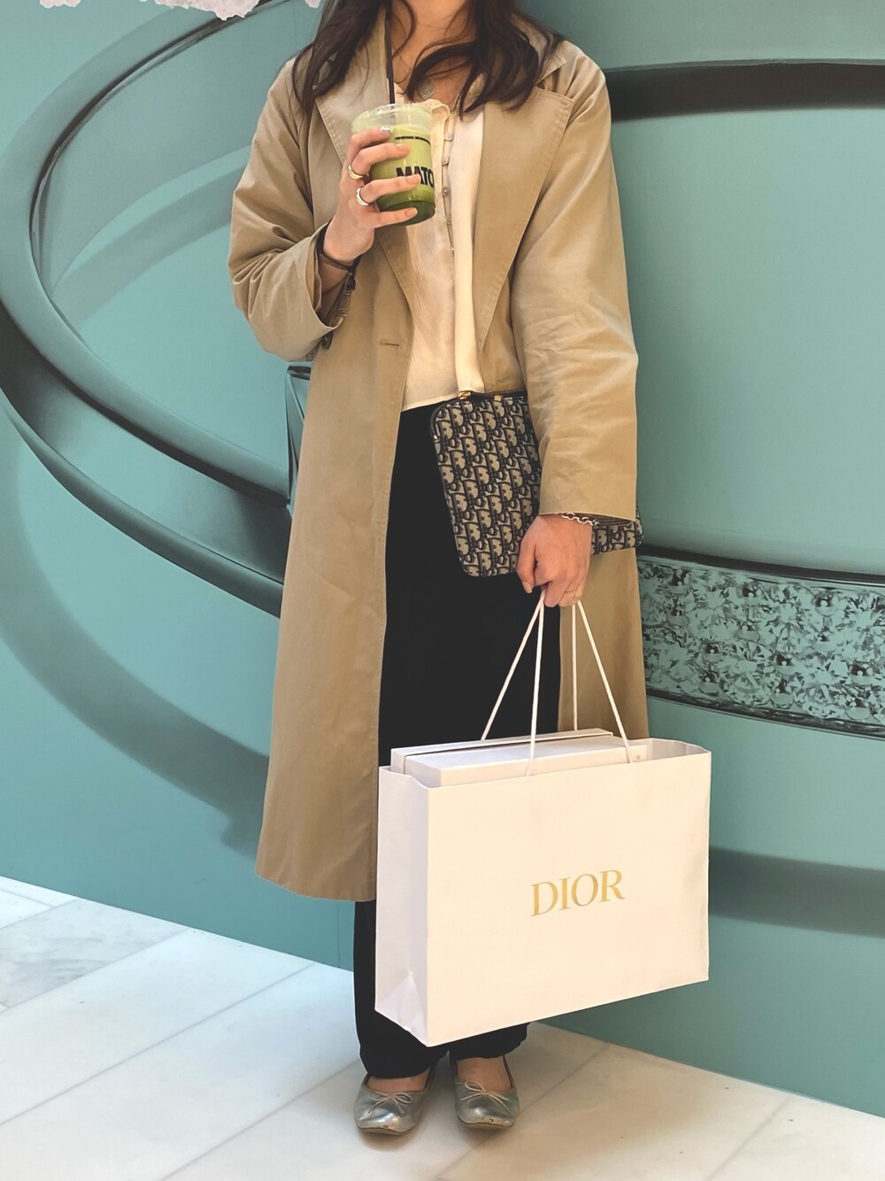 「dior、oblique、christian dior、trench coat、girl、daily look、ootd」｜「Christian Diorのアイテム（クラッチバッグ、ブラック系）」を使った、hyein99🇰🇷さん（レディース・167cm）の春コーディネートの1枚目の写真