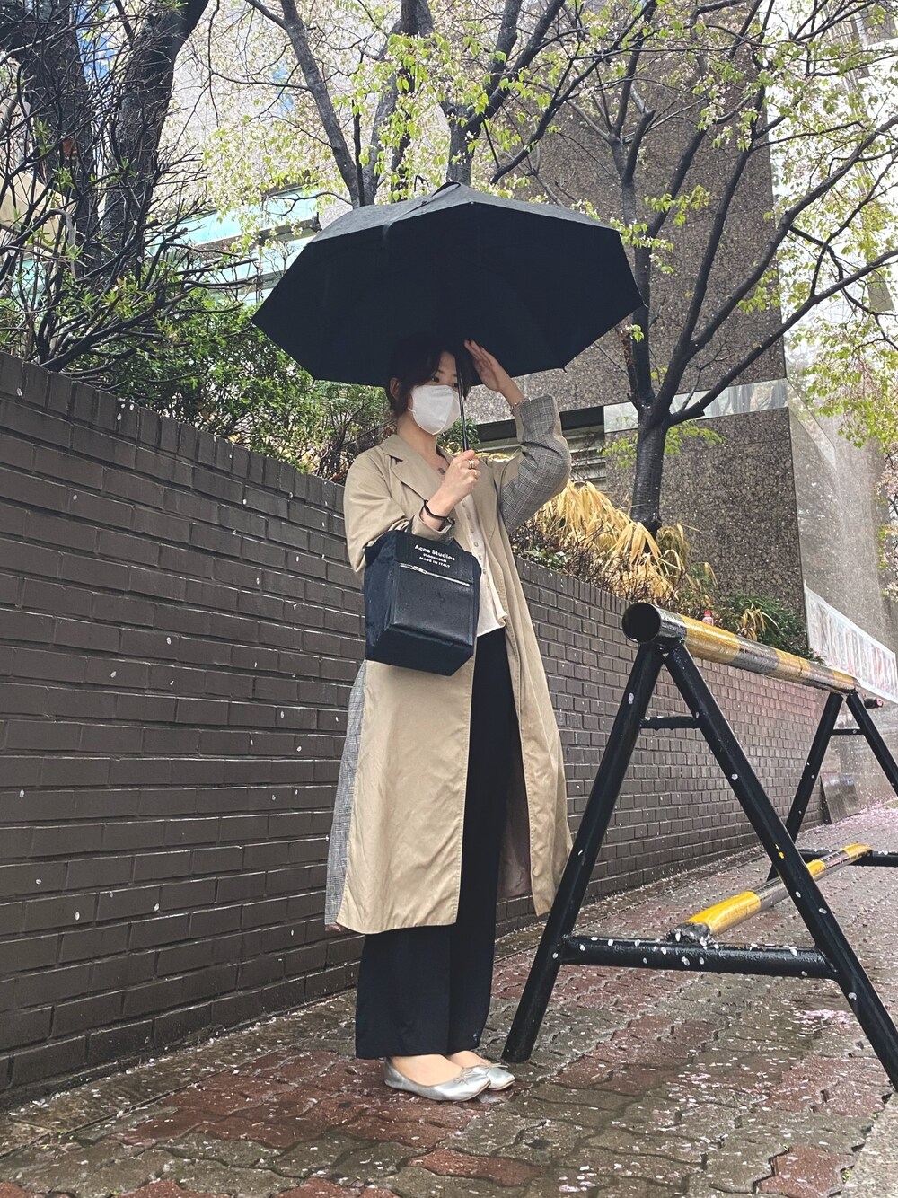 「ACNE、rainy、AcneStudios、niko and ...、trench coat、spring、ootd」｜「Acne Studiosのアイテム（ショルダーバッグ、ブラック系）」を使った、hyein99🇰🇷さん（レディース・167cm）の春コーディネートの1枚目の写真