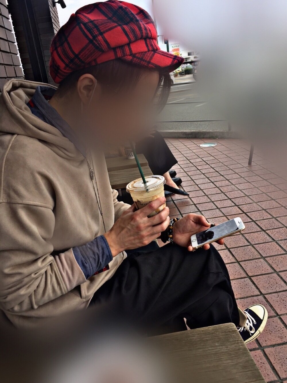 「キャスケット、チェック、パーカー、スニーカー、スタバ、コンバース」｜「LAKOLEのアイテム（パーカー、ベージュ系）」を使った、a2k3さん（メンズ・168cm）の秋コーディネートの1枚目の写真