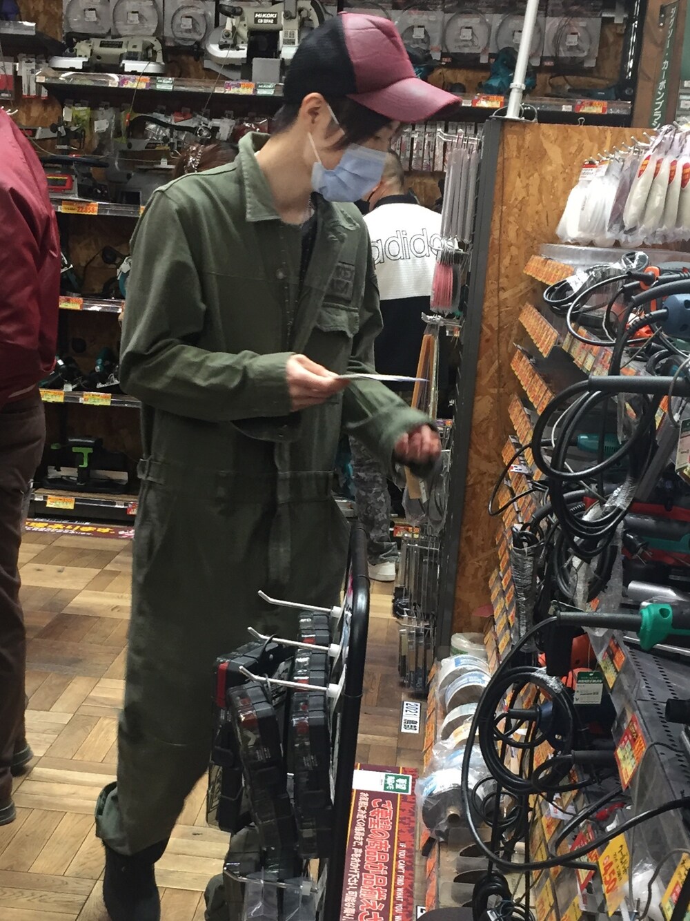 「つなぎ」｜「AVIREXのAVIREX/アヴィレックス/ オールインワン/ ALL IN ONE 【AVIREX STREET GEAR/ ROAD】（つなぎ/オールインワン、グリーン系）」を使った、a2k3さん（メンズ・168cm）の冬コーディネートの1枚目の写真