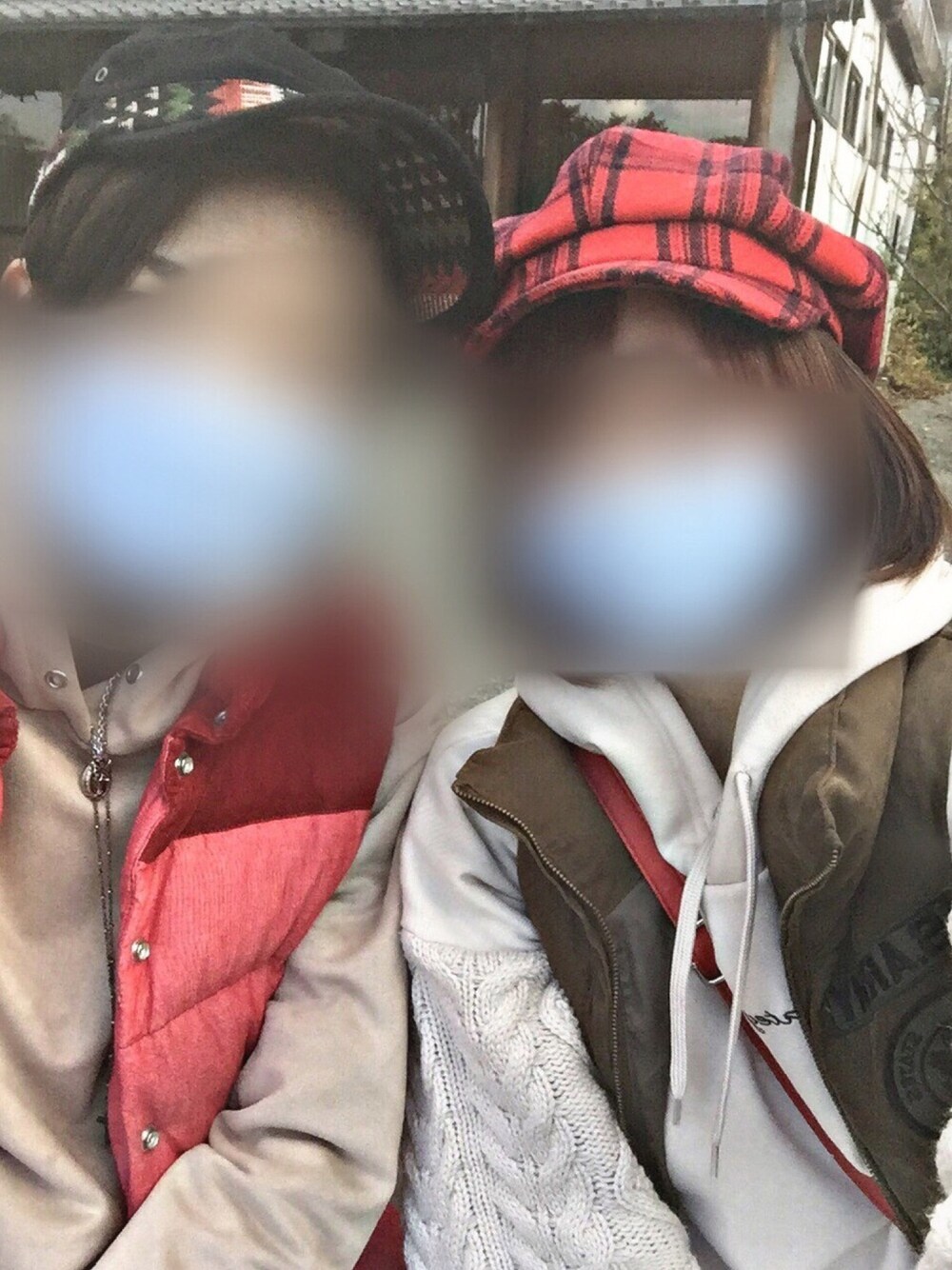「おそろいコーデ、ダウンベスト、冬コーデ、帽子、古着」｜「ぐるぐる倉庫のアイテム（キャップ、ブラック系）」を使った、a2k3さん（レディース・153cm）の秋コーディネートの1枚目の写真