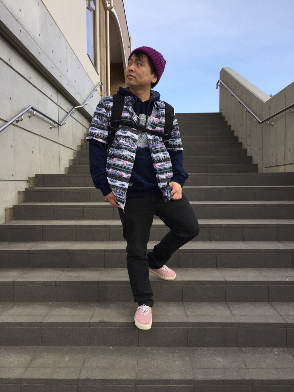 「ニット帽、シャツ、柄×柄、ピンクフェス3、パーカー、スニーカー」｜「LRGのアイテム（パーカー、ブルー系）」を使った、小林一寿さん（メンズ・164cm）の春コーディネートの1枚目の写真
