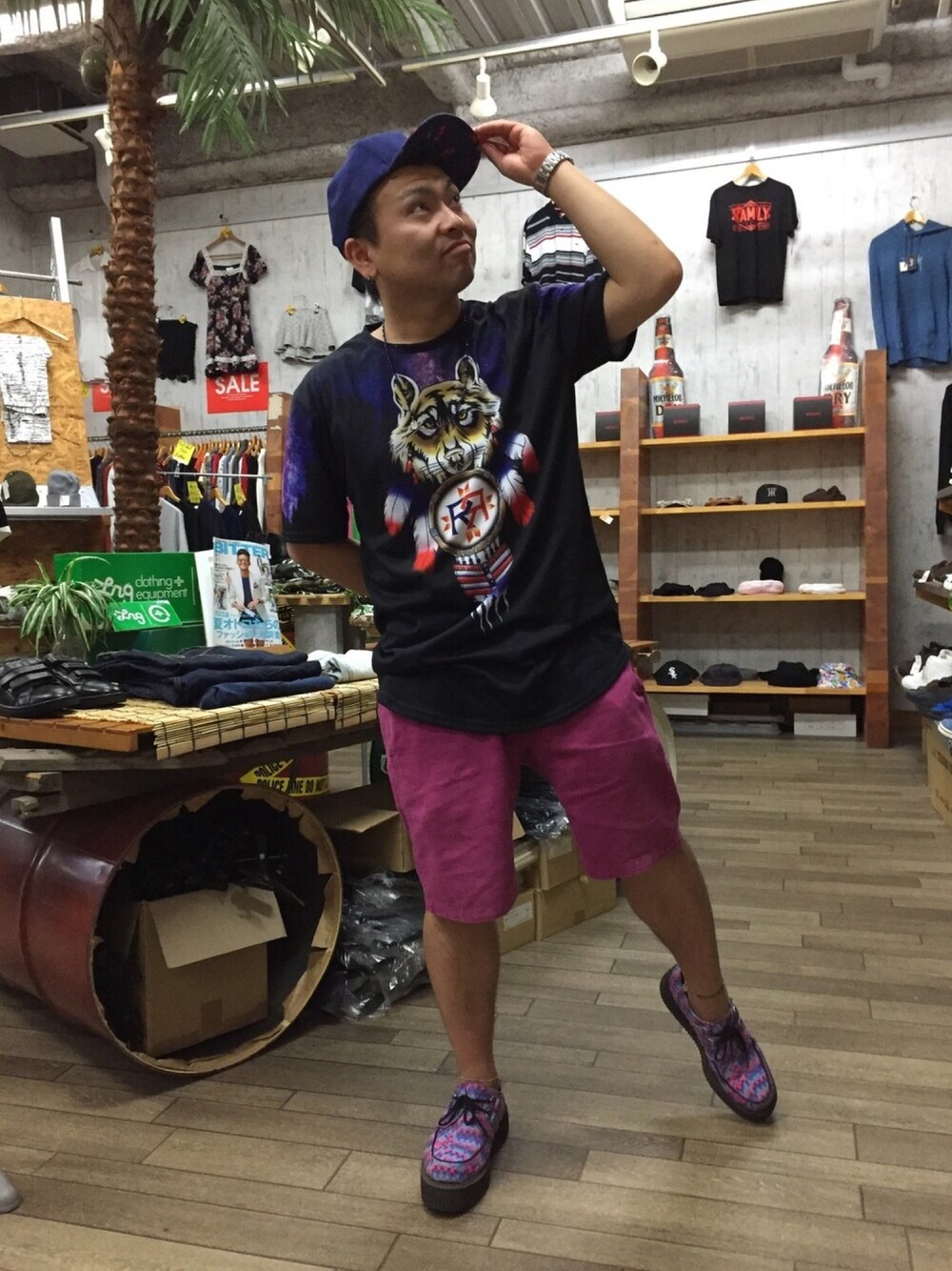 「Tシャツ、ハーフパンツ、CAP、厚底シューズ、柄×柄」｜「7UnionのRESPECT MY CITY（キャップ、ブルー系）」を使った、小林一寿さん（メンズ・164cm）の秋コーディネートの1枚目の写真