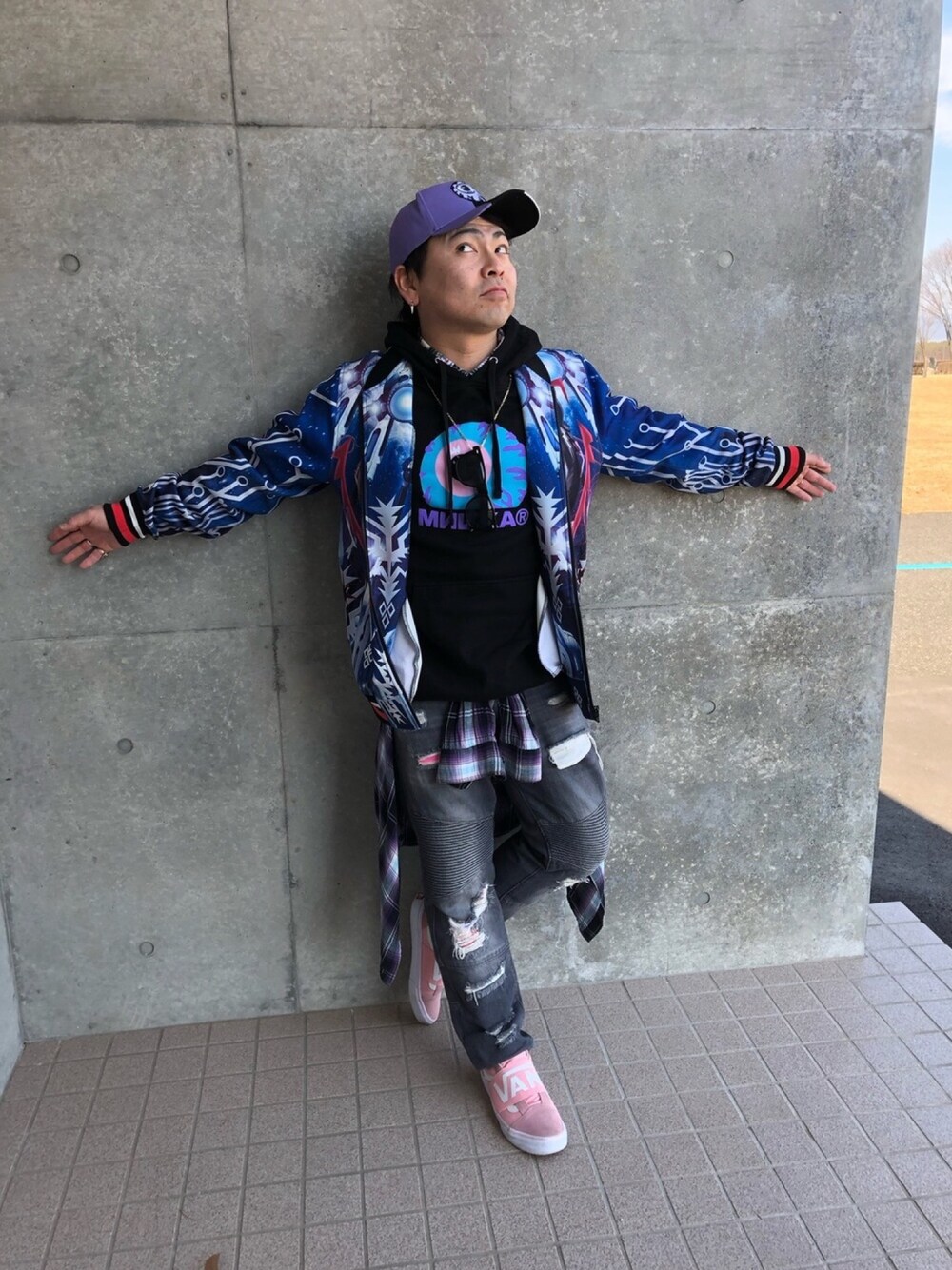 「キャップ、柄物、ブルゾン、パーカー、目玉、バイカーデニム、スニーカー」｜「MISHKAの【MISHKA】KEEP WATCH 6パネルコットンベースボールカーブキャップ（キャップ、その他）」を使った、小林一寿さん（メンズ・164cm）の春コーディネートの1枚目の写真
