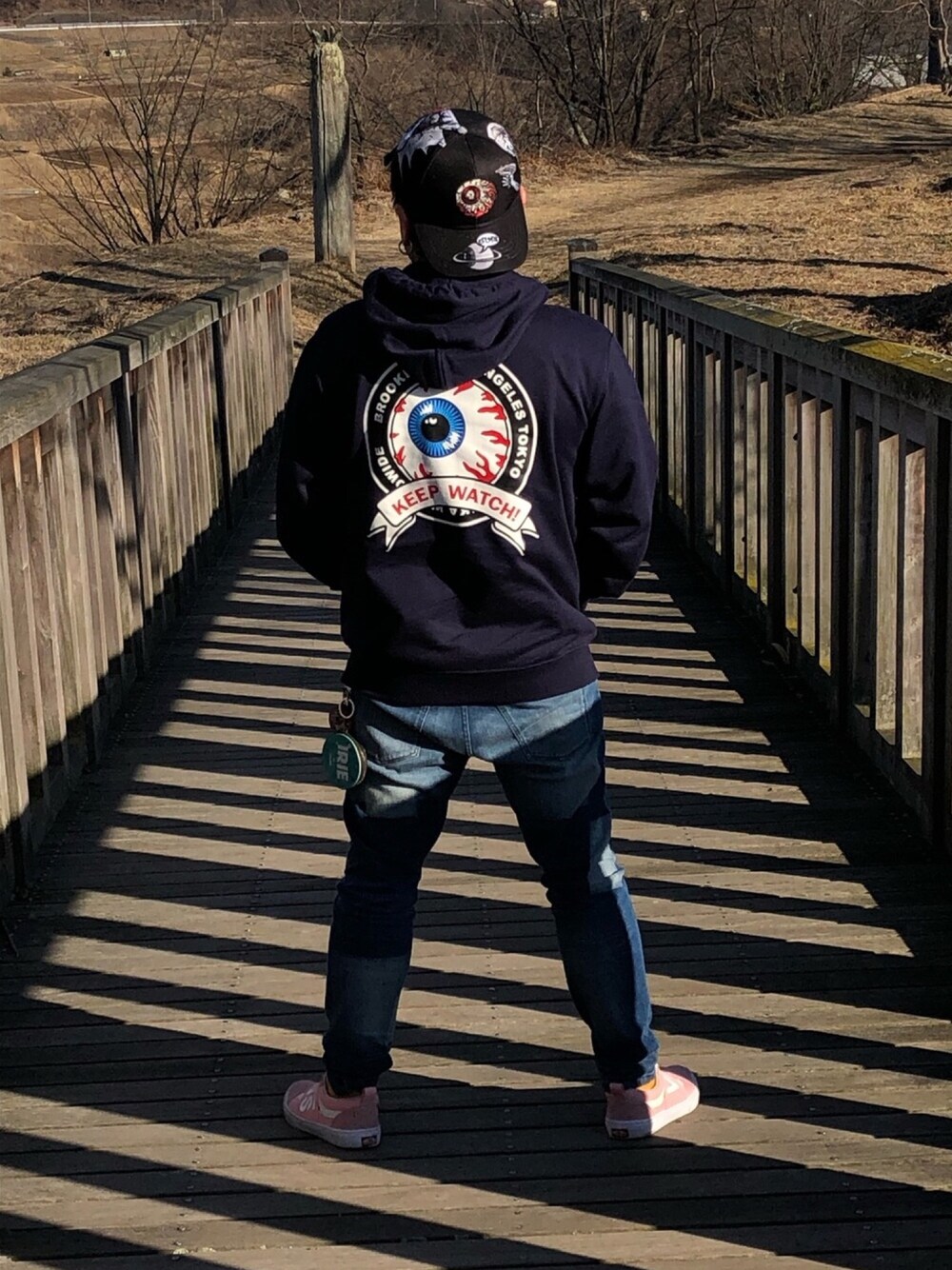 「パーカー、CAP、バックスタイル、デニム、スニーカー」｜「MISHKAのアイテム（キャップ、ブラック系）」を使った、小林一寿さん（メンズ・164cm）の春コーディネートの1枚目の写真