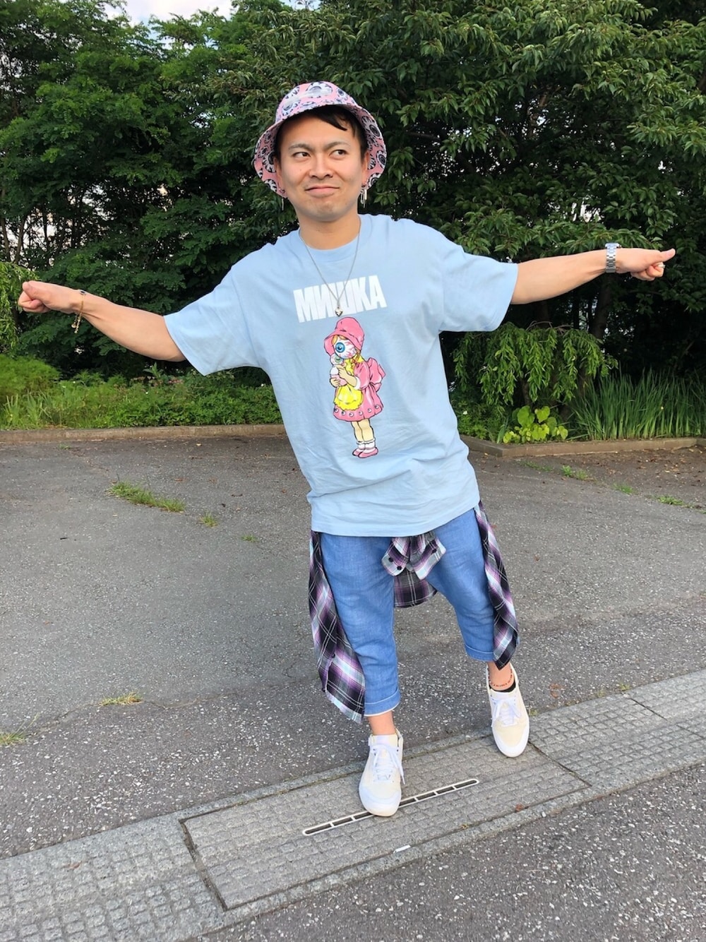 「バケットハット、Tシャツ、デニムパンツ、チェックシャツ、腰巻き、スニーカー」｜「MISHKAの【MISHKA】キープウォッチ 総柄バケットハット（ハット、ピンク系）」を使った、小林一寿さん（メンズ・164cm）の秋コーディネートの1枚目の写真