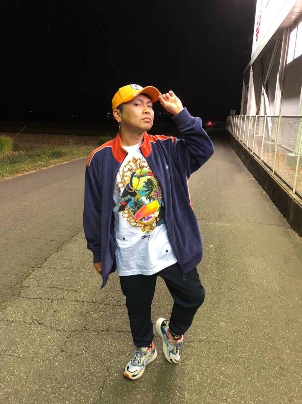 「年末WEAR感謝祭、ビッグシルエット、ジャージ、スニーカー、キャップ、Tシャツ」｜「MISHKAの【MISHKA】ミシカオリジナル フロント刺繍＆ワッペン ベースボールカーブキャップ（キャップ、オレンジ系）」を使った、小林一寿さん（メンズ・165cm）の冬コーディネートの1枚目の写真