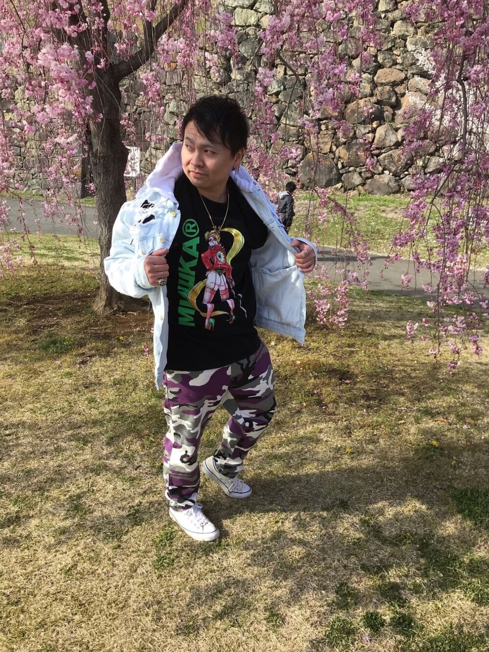 「春、デニムジャケット、ロンT、シェフパンツ、スニーカー」｜「LRGのアイテム（デニムジャケット、ブルー系）」を使った、小林一寿さん（メンズ・165cm）の春コーディネートの1枚目の写真