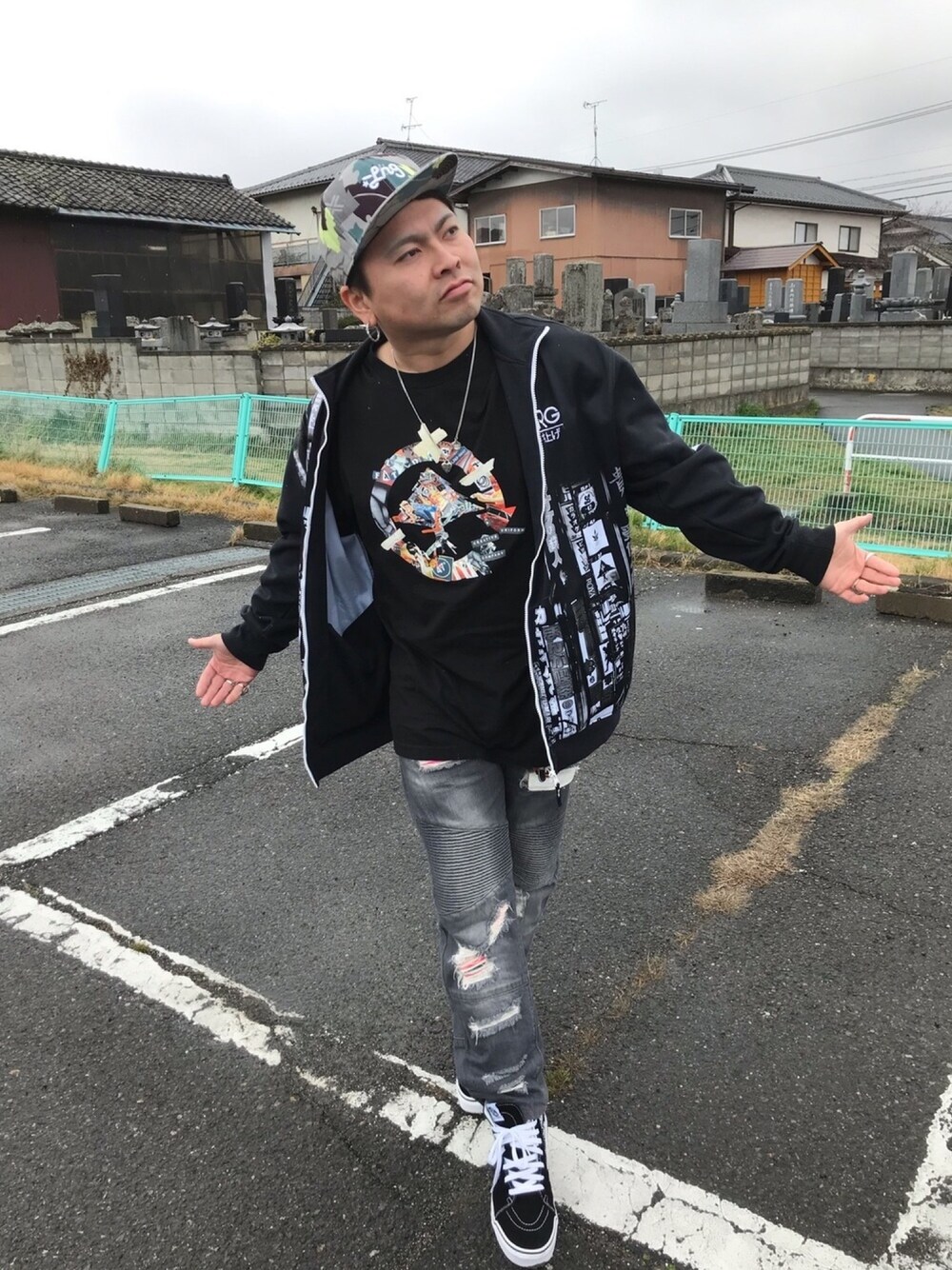 「柄物、デニム、ダメージ加工、キャップ、柄×柄、スニーカー、Tシャツ、ネックレス」｜「LRGの【LRG】オリジナルデザイン総柄 立体刺繍ロゴベースボールキャップ（キャップ、グリーン系）」を使った、小林一寿さん（メンズ・165cm）の春コーディネートの1枚目の写真