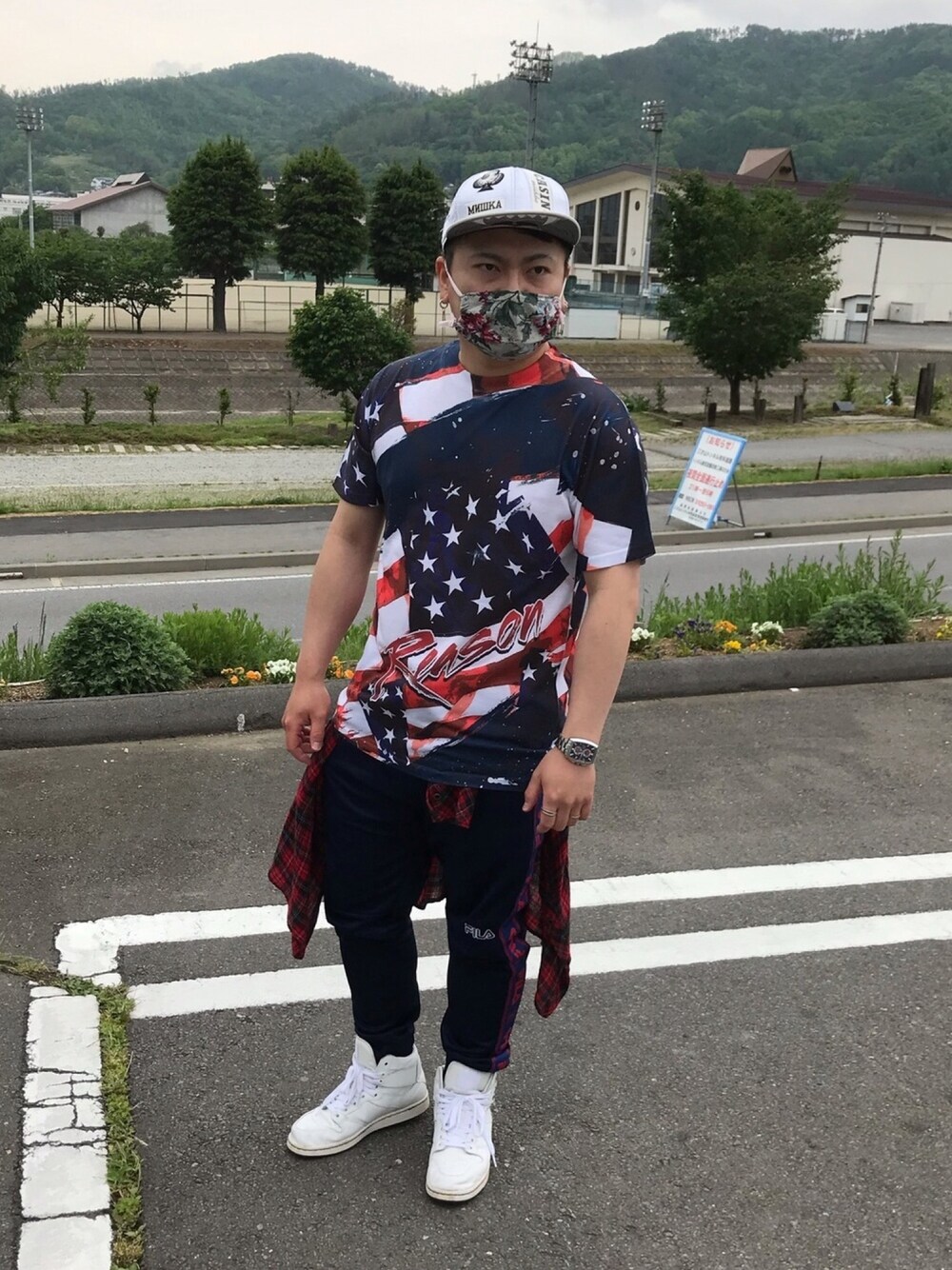 「Tシャツ、ジャージーパンツ、腰巻きスタイル、キャップ、スニーカー、柄」｜「MISHKAのアイテム（キャップ、ホワイト系）」を使った、小林一寿さん（メンズ・165cm）の秋コーディネートの1枚目の写真
