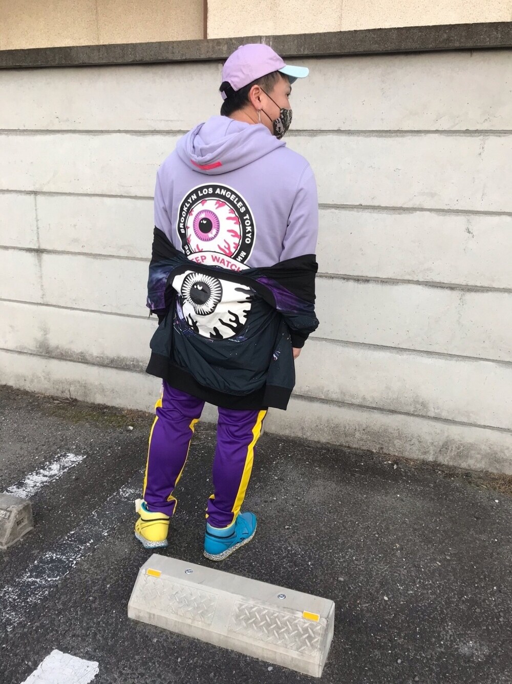 「キャップ、パーカー、MA-1、ラインパンツ、スニーカー」｜「MISHKAのアイテム（パーカー、パープル系）」を使った、小林一寿さん（メンズ・165cm）の冬コーディネートの1枚目の写真